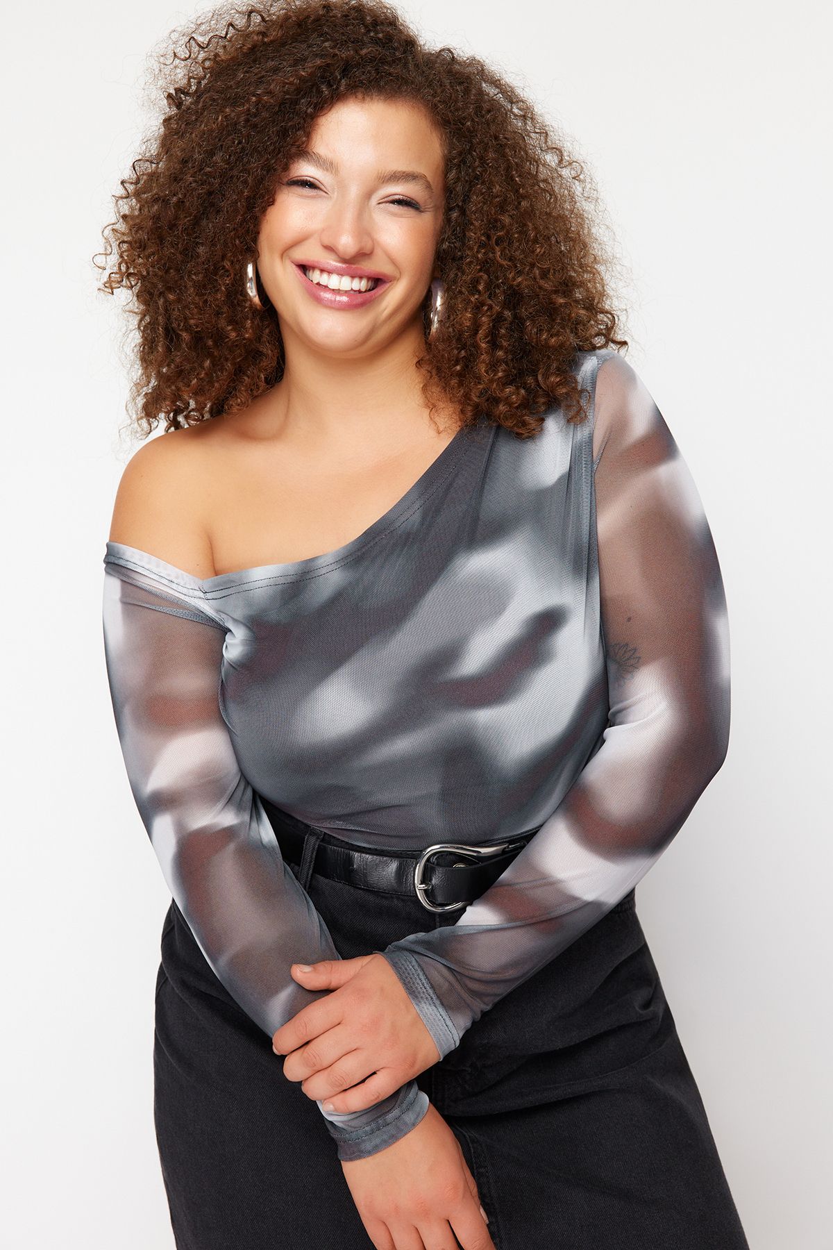 Trendyol Curve Plus Size Asymetryczny Dekolt - Bluzka W Abstrakcyjny Wzór Antracyt Tbbss24af00025 Kobieta - XL