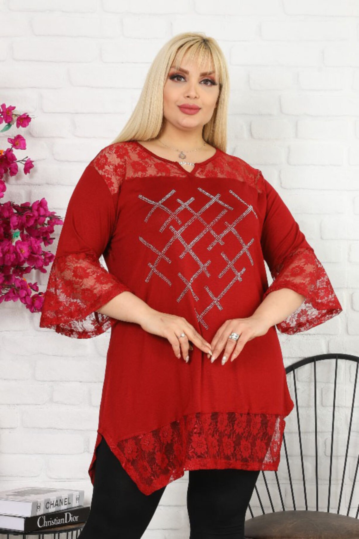 Kheos Özel Tasarım, Kol Ve Etek Ucu Dantel Detaylı Taş Işlemeli Yaka Taşlı Kısa Kollu Tunik