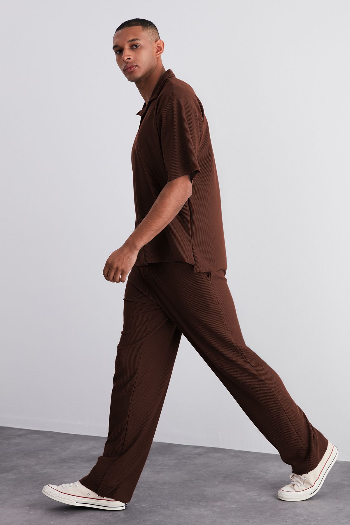 Trendyol Collection-Limited Edition braune, knitterfreie Jogginghose mit weitem Bein – verstecktes Kordel, einteilig TMNSS23EA00013 2