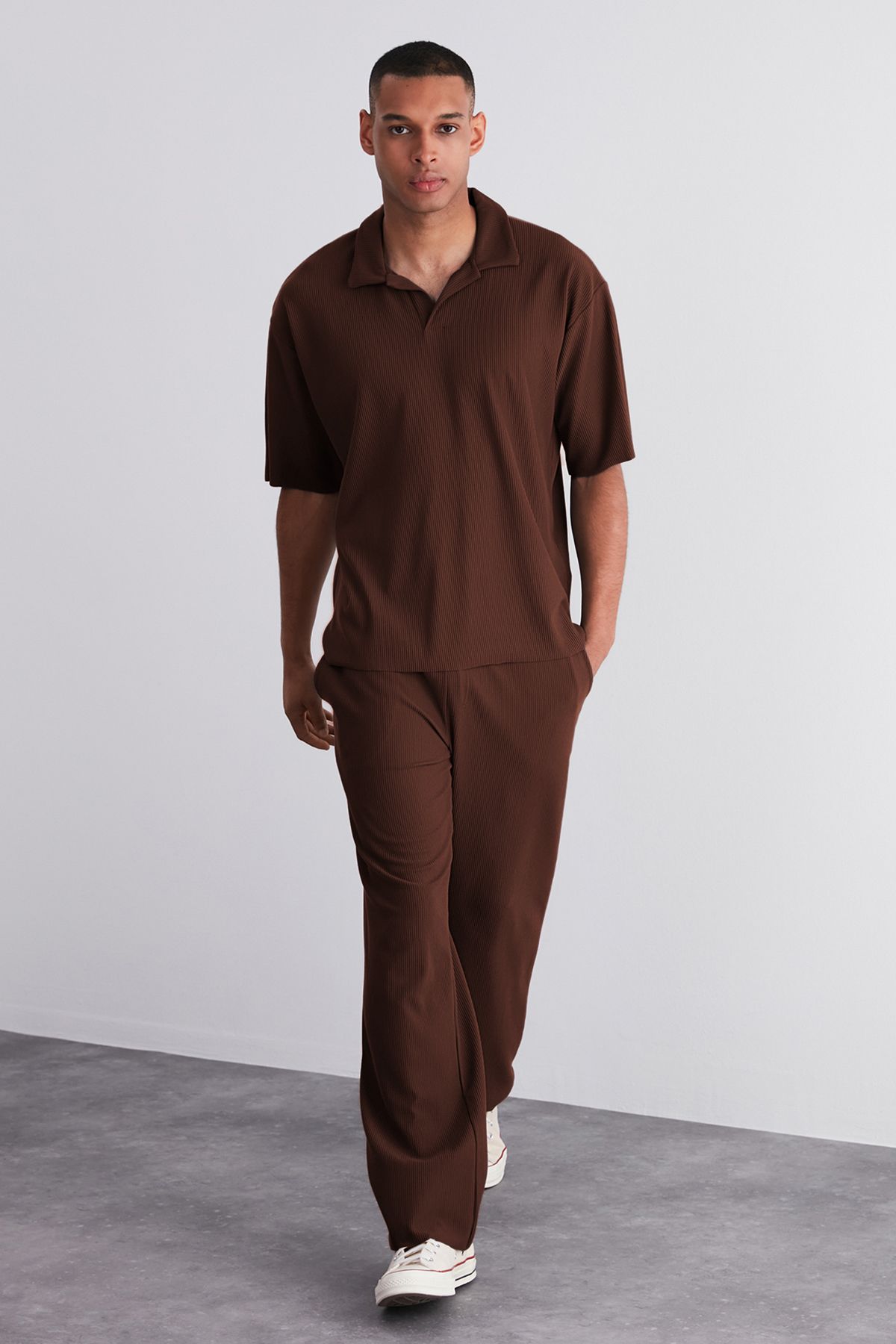 Trendyol Collection-Limited Edition braune, knitterfreie Jogginghose mit weitem Bein – verstecktes Kordel, einteilig TMNSS23EA00013 6