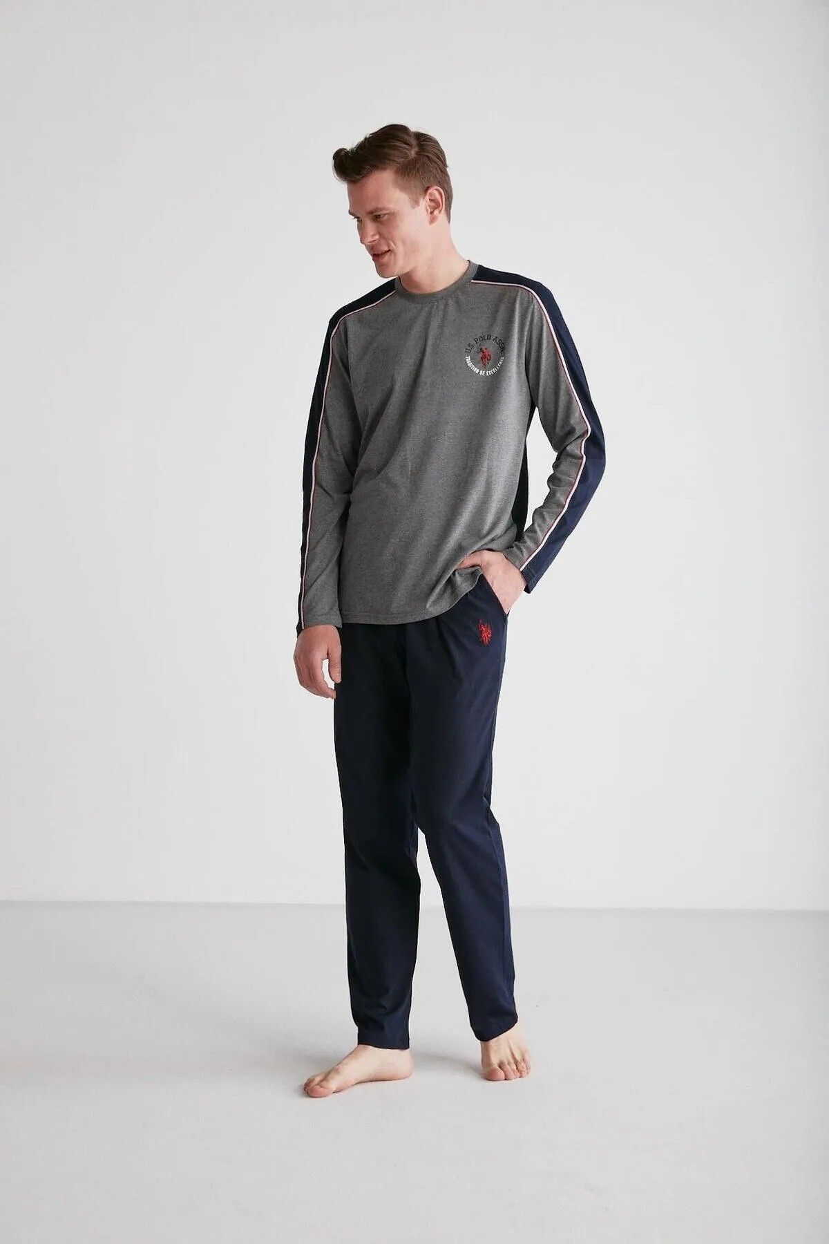 ست پیژامه خاکستری مردانه پایه. پولو اسن. لباس خواب یقه گرد طرح دار U.S. Polo Assn.