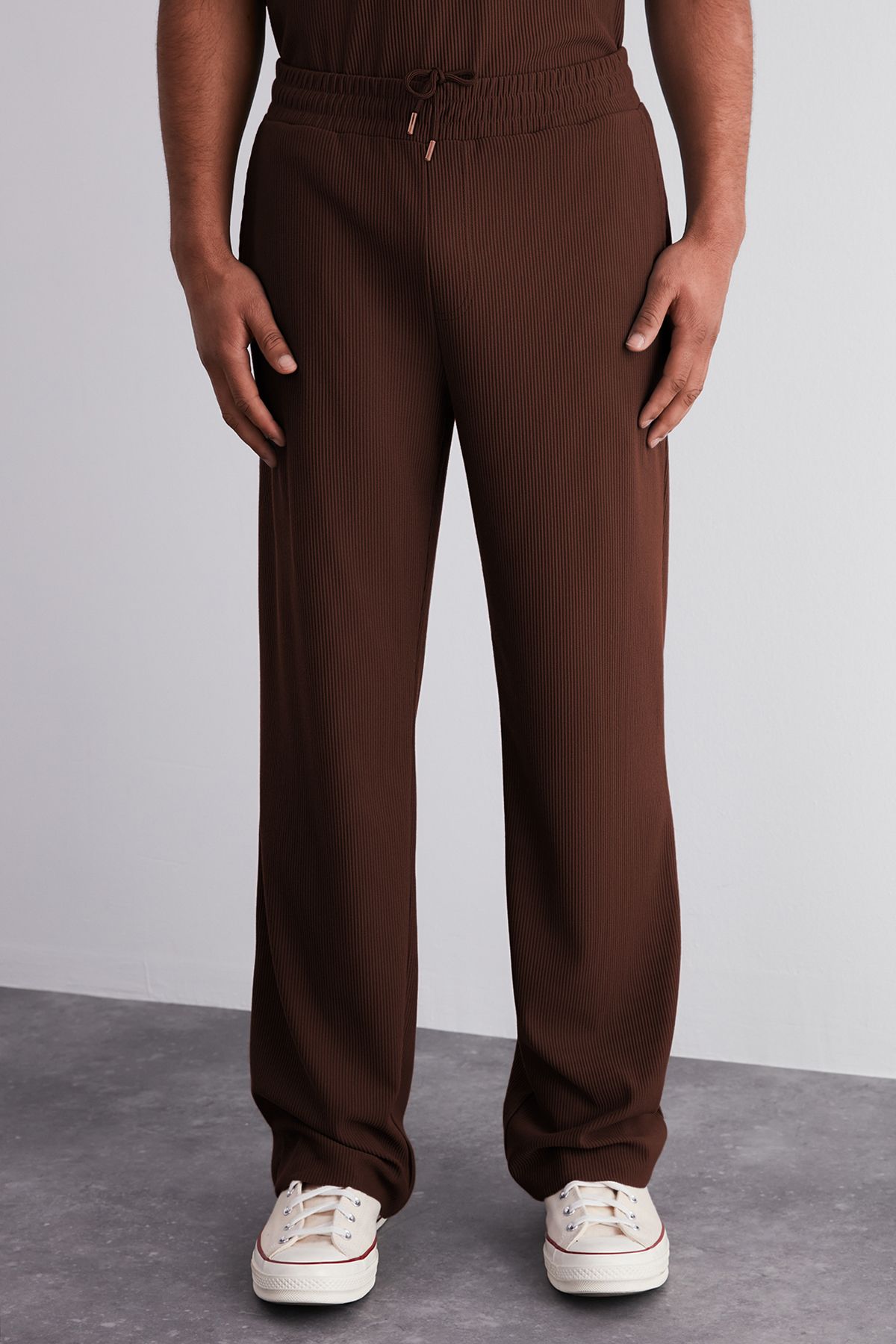 Trendyol Collection-Limited Edition braune, knitterfreie Jogginghose mit weitem Bein – verstecktes Kordel, einteilig TMNSS23EA00013 3