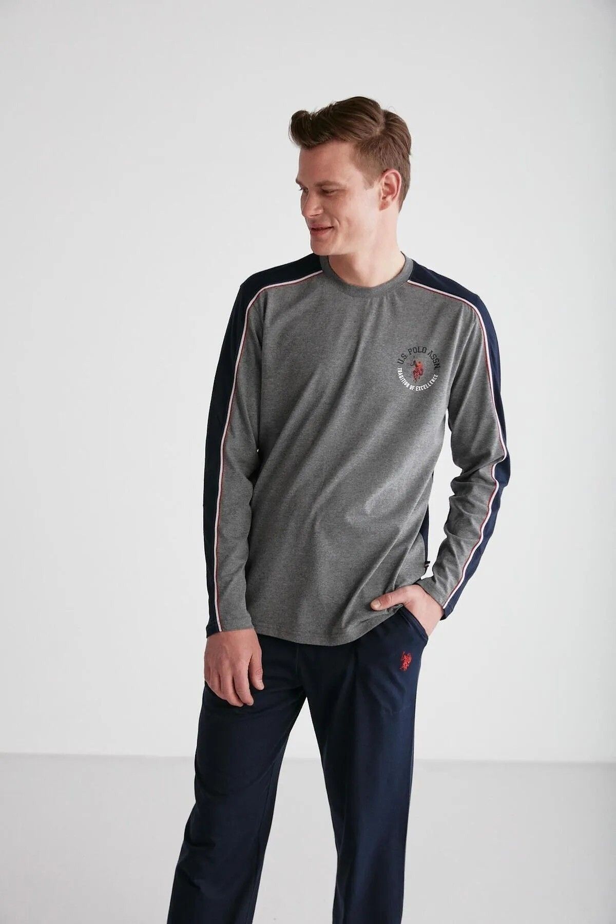 ست پیژامه خاکستری مردانه پایه. پولو اسن. لباس خواب یقه گرد طرح دار U.S. Polo Assn.