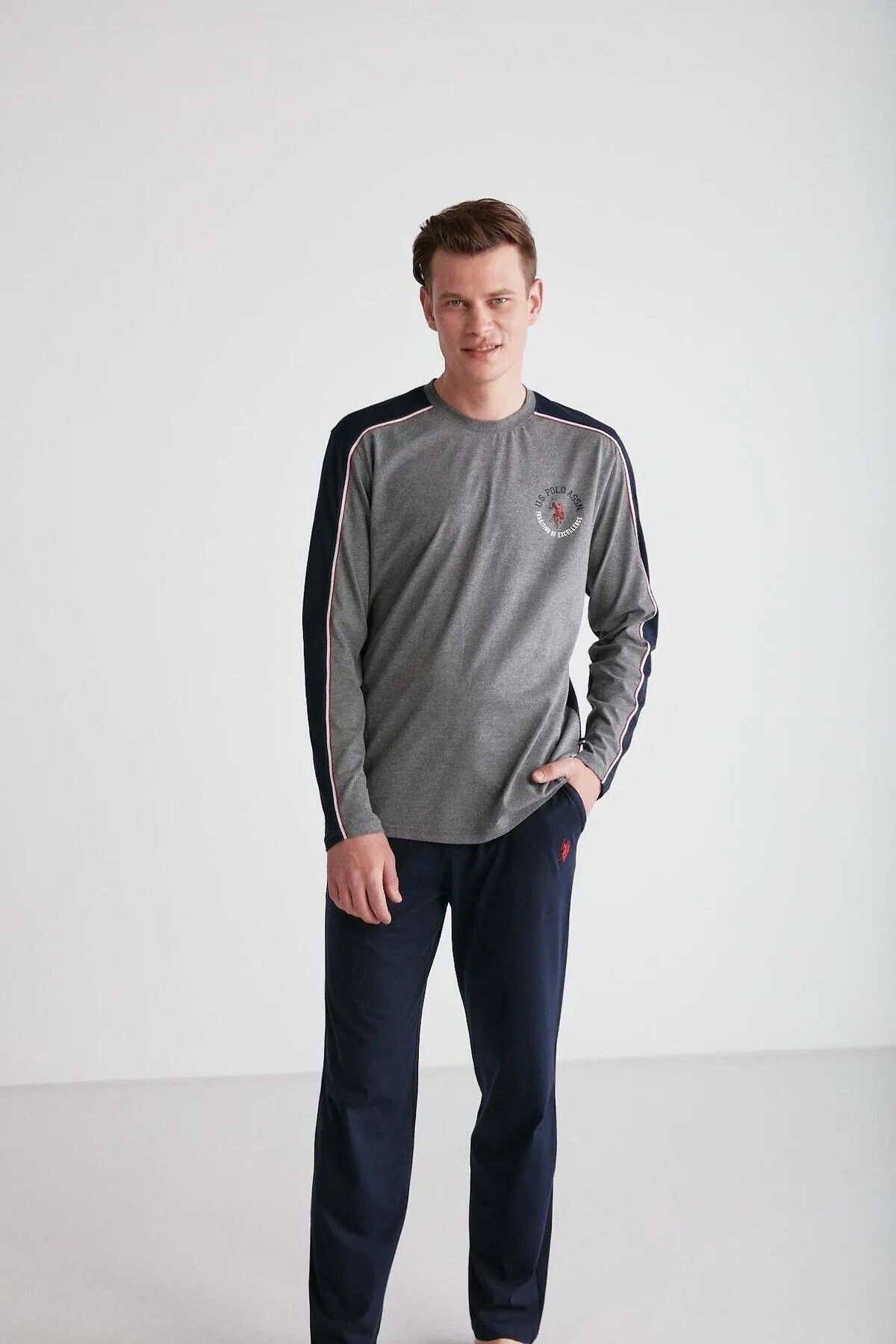 ست پیژامه خاکستری مردانه پایه. پولو اسن. لباس خواب یقه گرد طرح دار U.S. Polo Assn.