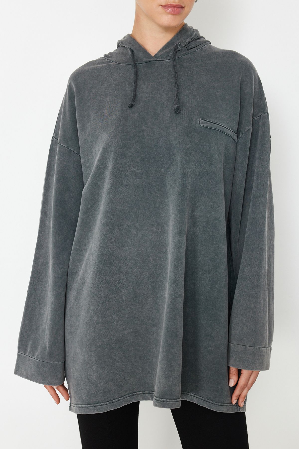 Trendyol Modest-Gestricktes Oversize-Sweatshirt mit Kapuze - Anthrazit Acid Washed TCTSS24TW00006 5