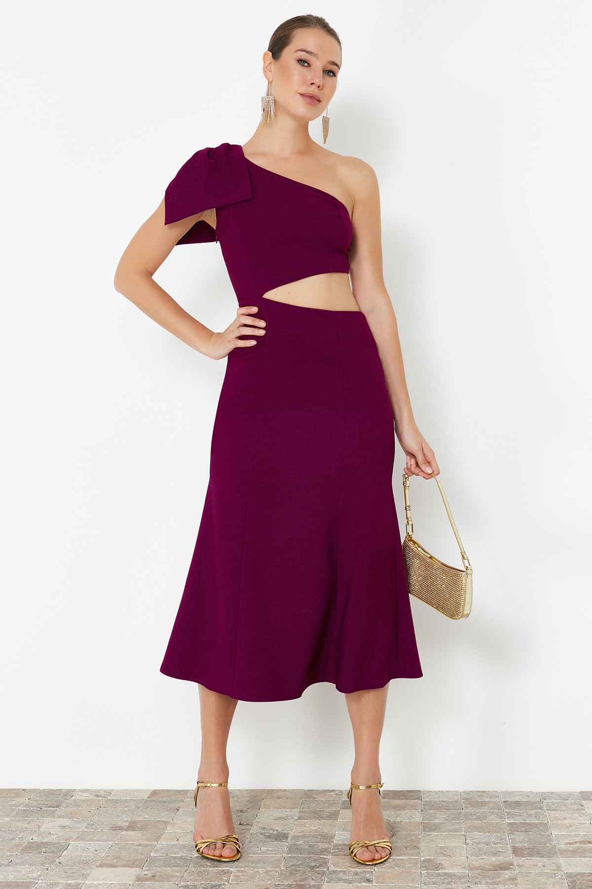 Trendyolmilla Mürdüm Fiyonklu Pencere/Cut Out Detaylı Dokuma Şık Abiye Elbise TPRSS24EL00196