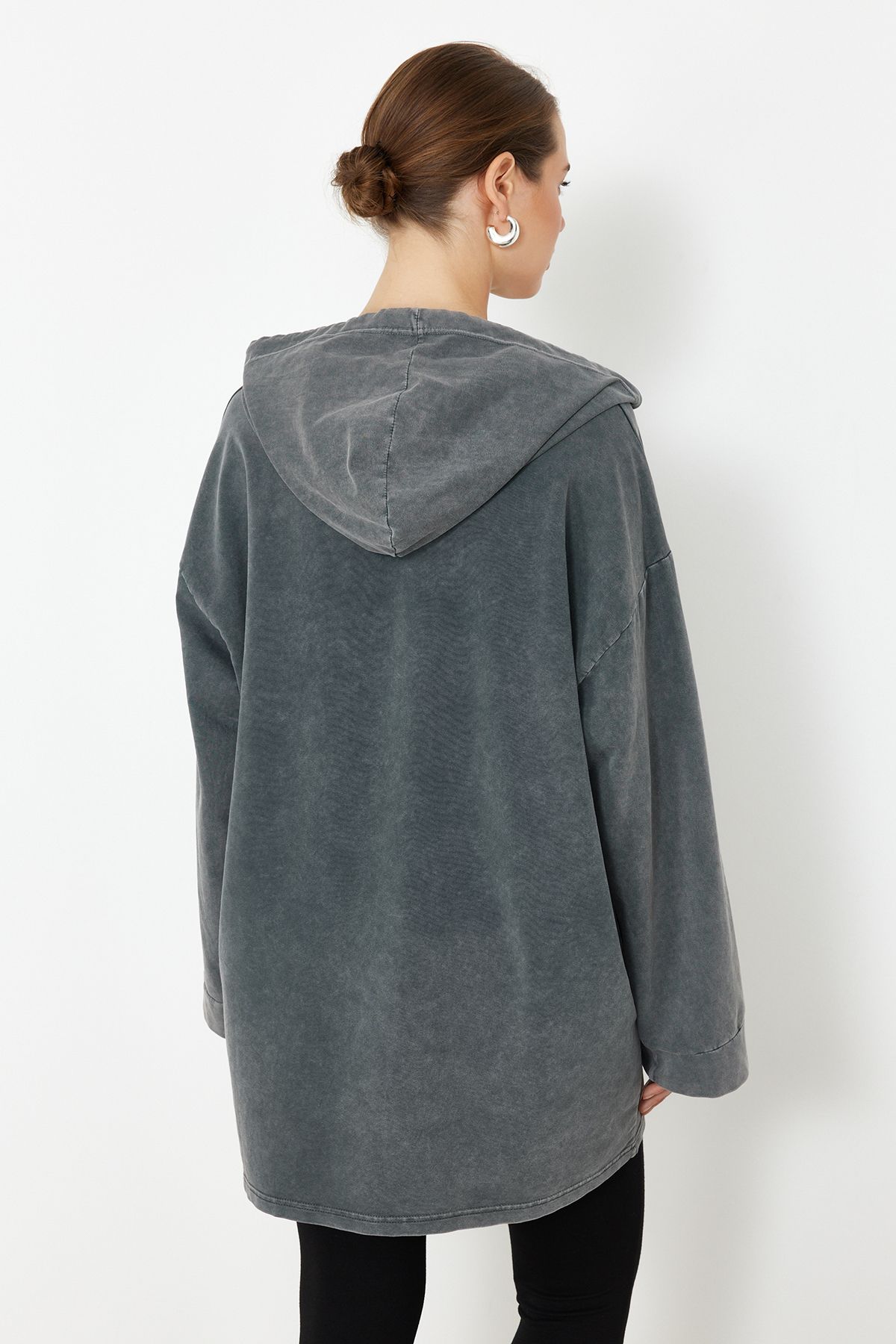 Trendyol Modest-Gestricktes Oversize-Sweatshirt mit Kapuze - Anthrazit Acid Washed TCTSS24TW00006 6