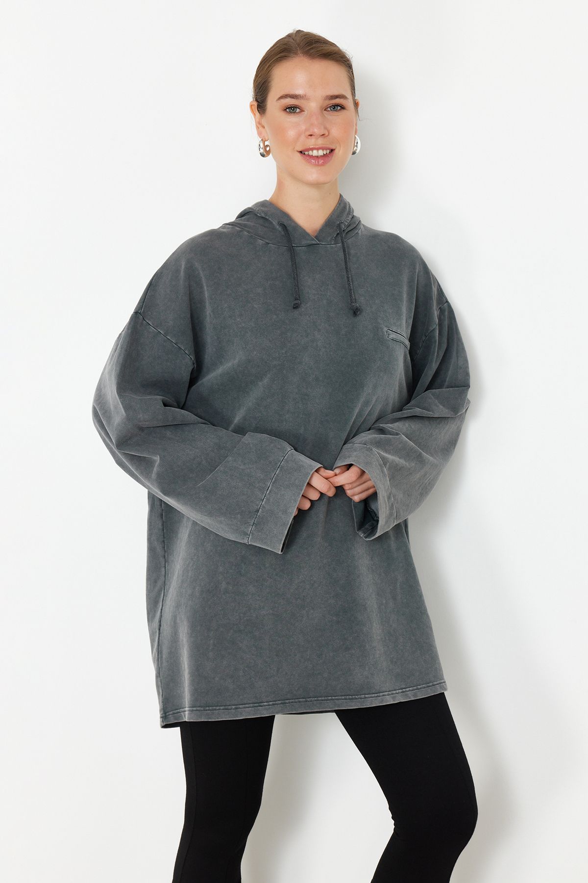 Trendyol Modest-Gestricktes Oversize-Sweatshirt mit Kapuze - Anthrazit Acid Washed TCTSS24TW00006 2