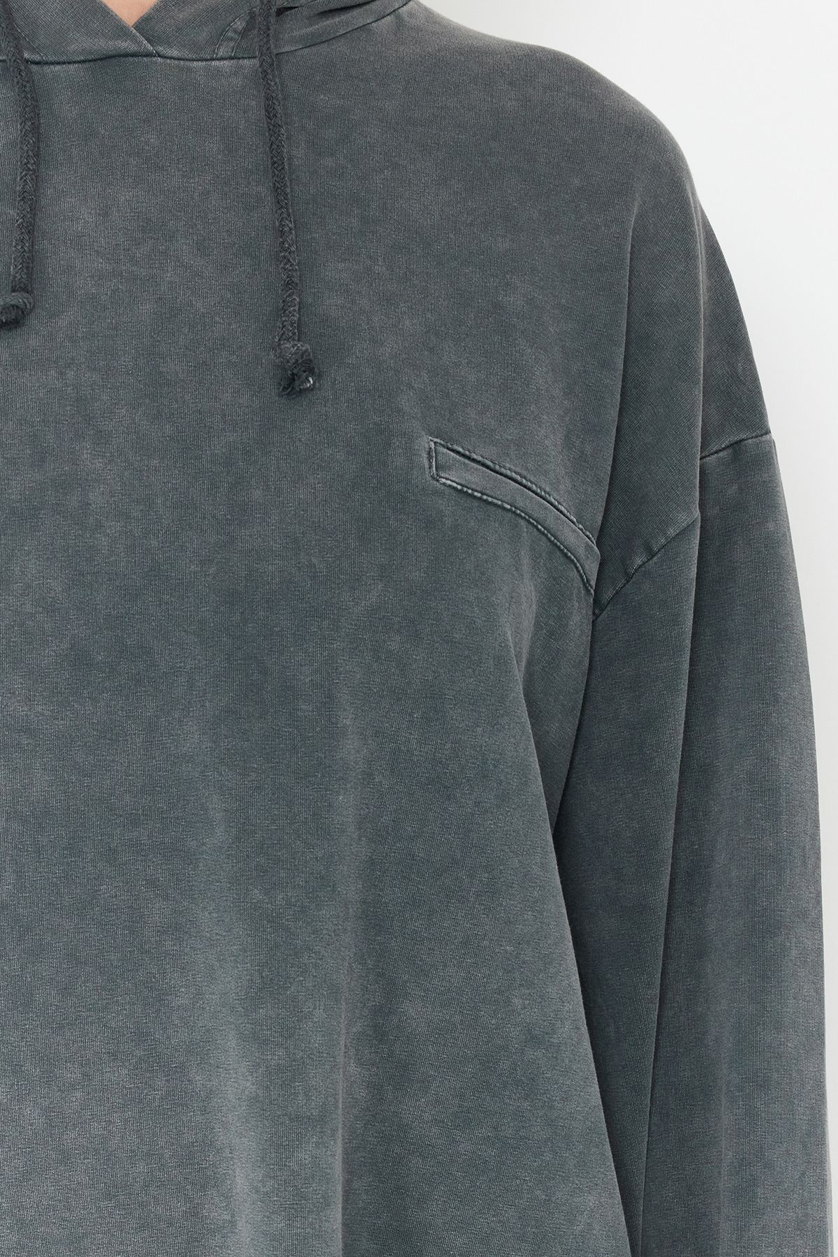 Trendyol Modest-Gestricktes Oversize-Sweatshirt mit Kapuze - Anthrazit Acid Washed TCTSS24TW00006 4