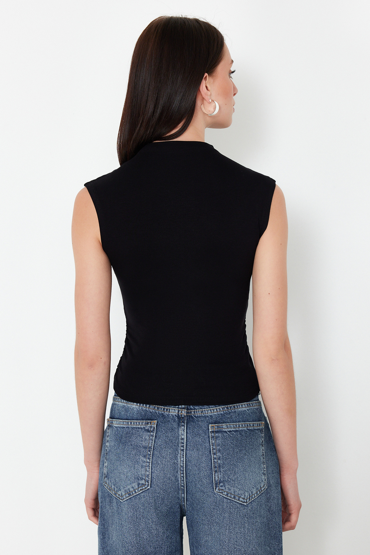 Trendyolmilla  Siyah Dik Yaka Büzgü/Drape Detaylı Fitted/Vücuda Oturan Asimetrik Örme Bluz TWOSS24BZ00534 - Görsel 6