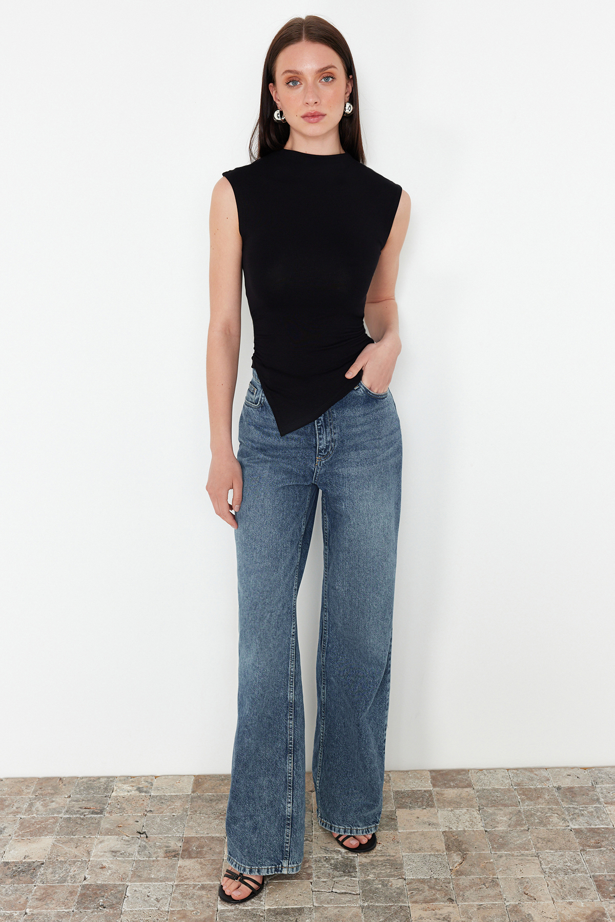 Trendyolmilla  Siyah Dik Yaka Büzgü/Drape Detaylı Fitted/Vücuda Oturan Asimetrik Örme Bluz TWOSS24BZ00534 - Görsel 2