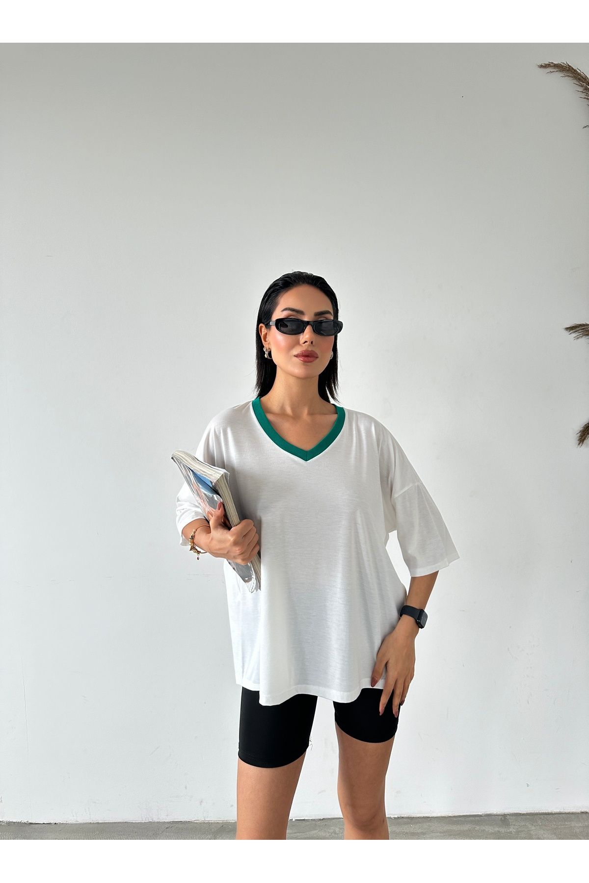 Fiori-Farbiges Basic T-Shirt mit V-Ausschnitt 2