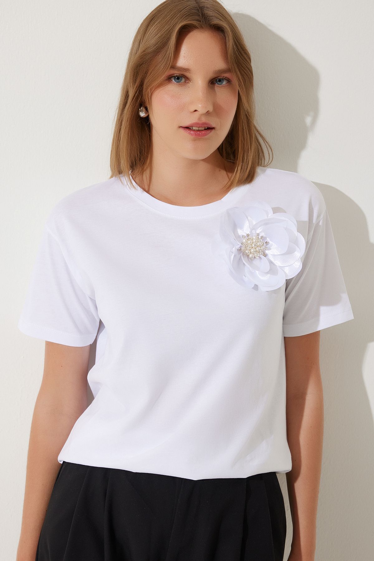 Happiness İstanbul-Weißes Strick-T-Shirt mit Perlenblumen-Detail für Damen NJ00146 3