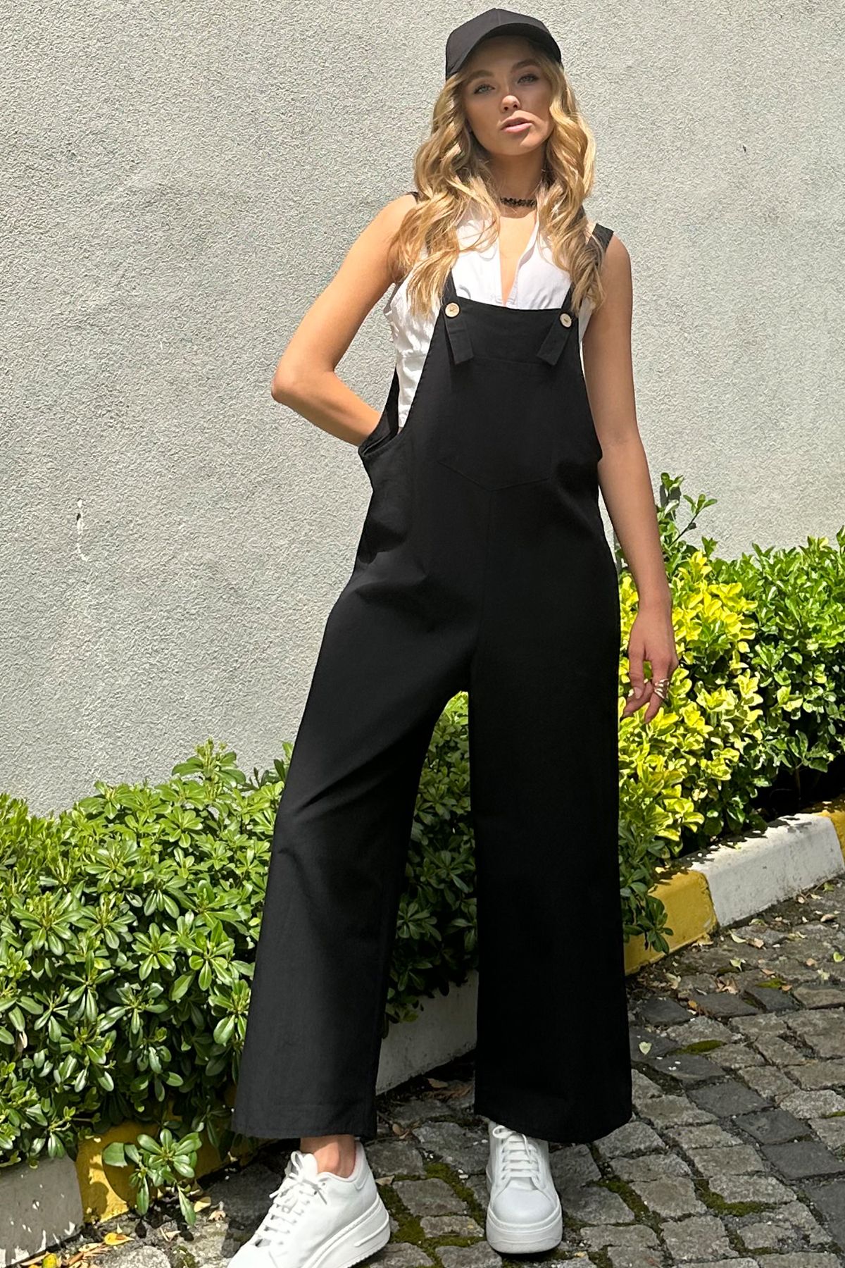 Trend Alaçatı Stili-Schwarzer Gabardine-Gärtner-Jumpsuit für Damen mit Taschen auf der Vorderseite ALC-X12186 3