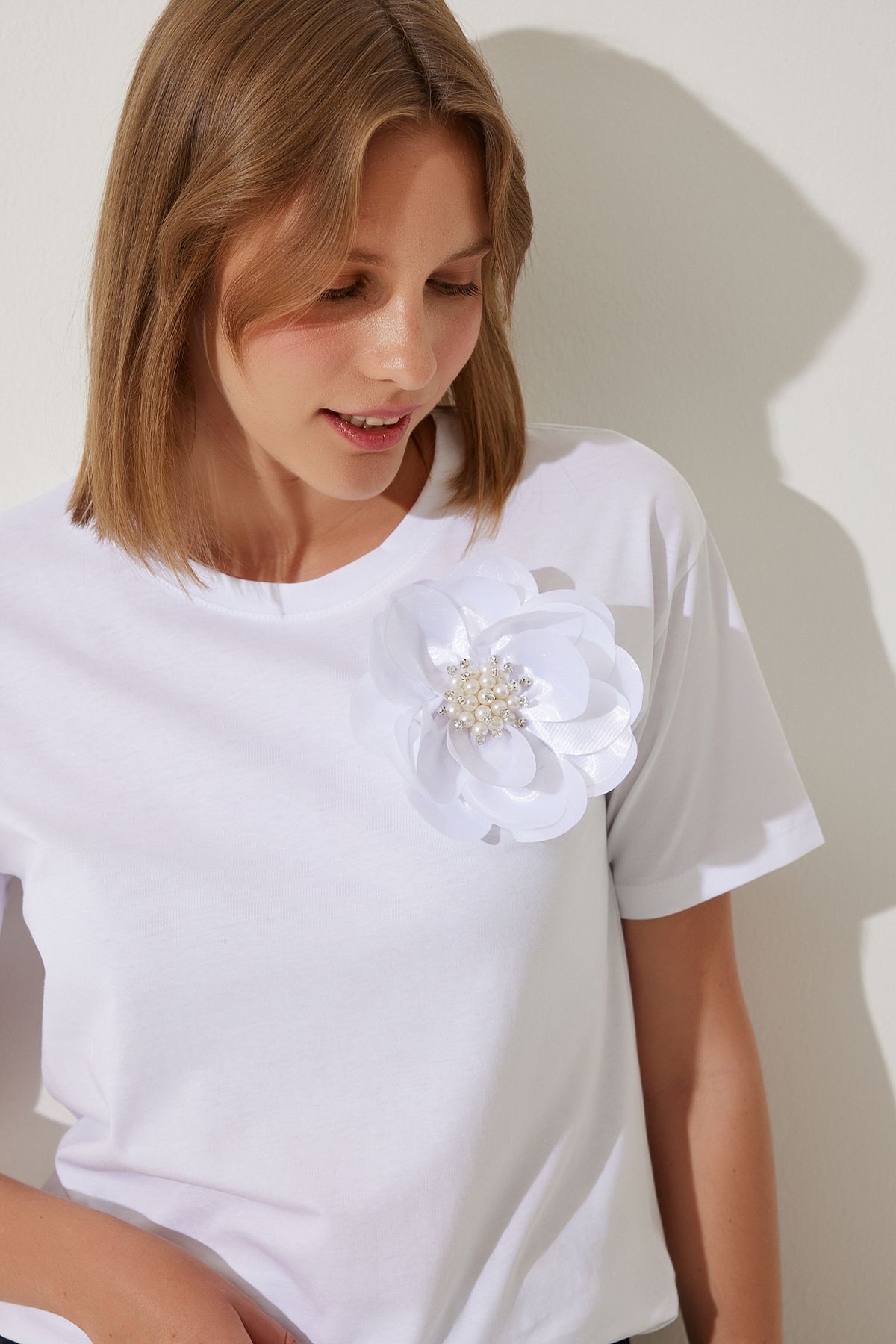 Happiness İstanbul-Weißes Strick-T-Shirt mit Perlenblumen-Detail für Damen NJ00146 2