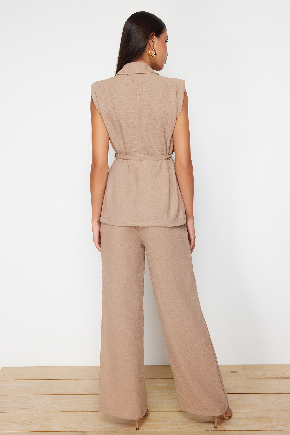 Trendyolmilla  Koyu Bej Kruvaze Bağlamalı Dokuma Ayrobin Bluz-Pantolon Takım TWOSS24AU00041 - Görsel 6