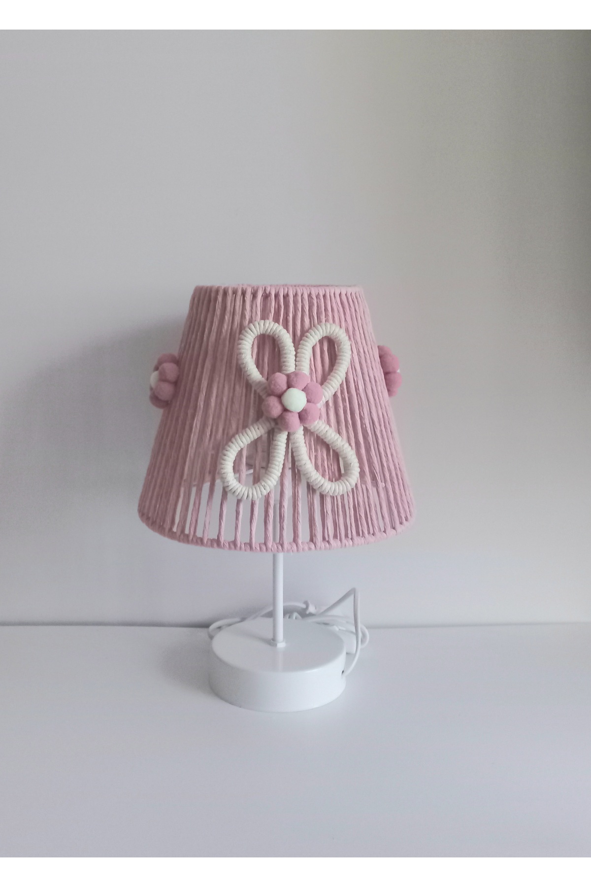 C&A PEMBE MAKROME İP SARGI EKRUÇİÇEK APLİKELİ ÇİÇEK PONPONLU KIZ BEBEK VE ÇOCUK ODASI ABAJUR fotoğrafı 3 (önizleme)