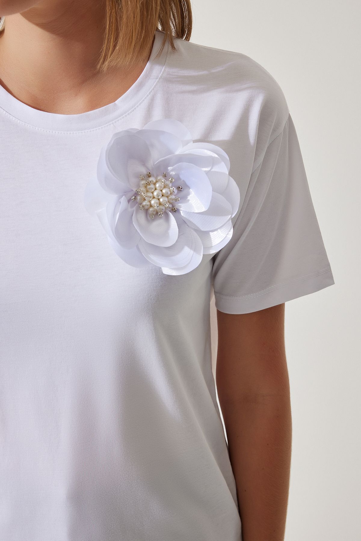 Happiness İstanbul-Weißes Strick-T-Shirt mit Perlenblumen-Detail für Damen NJ00146 4