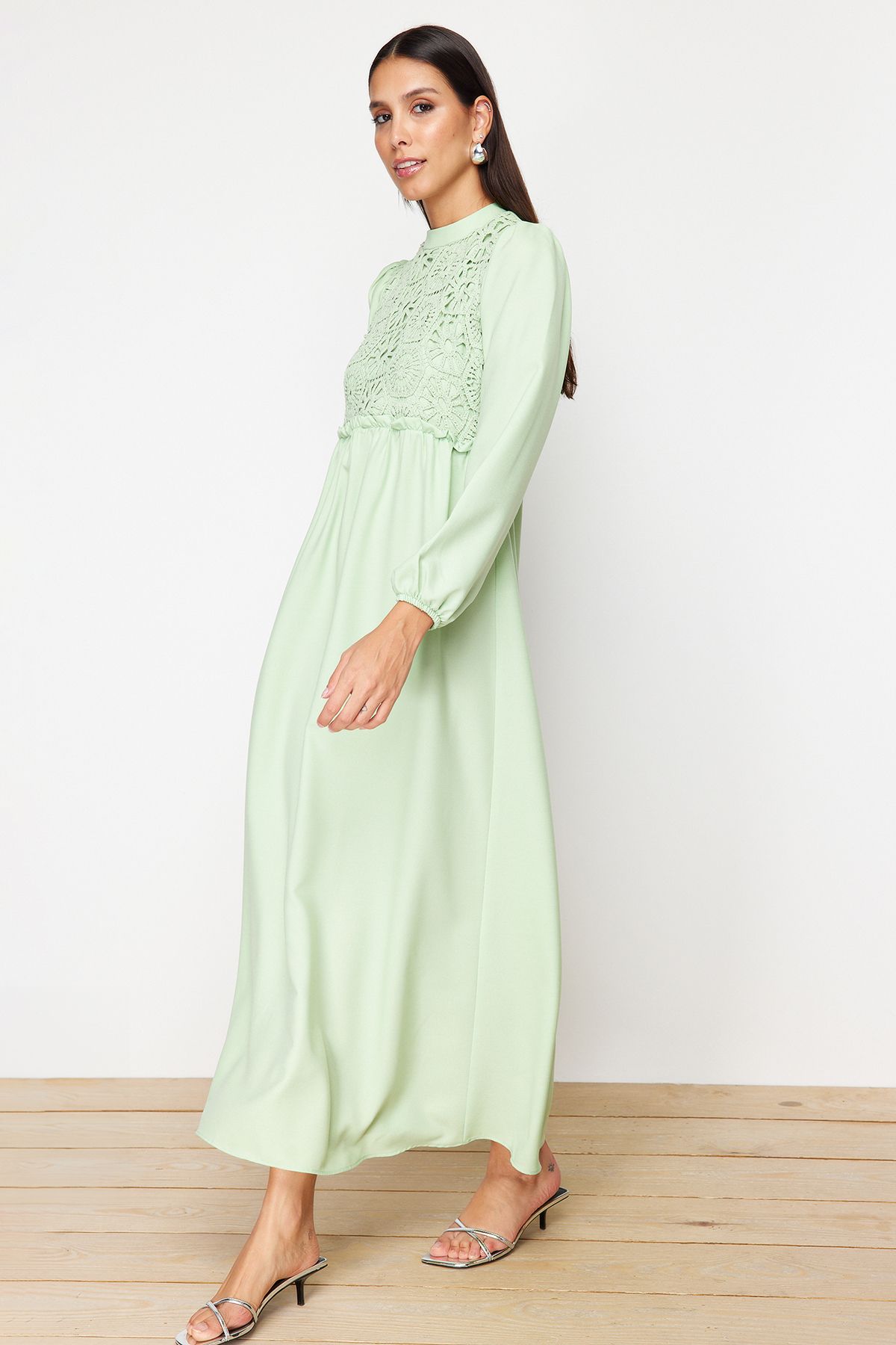 Trendyol Modest Zelené tkané šaty z guipure s detaily - TCTAW24EB00110