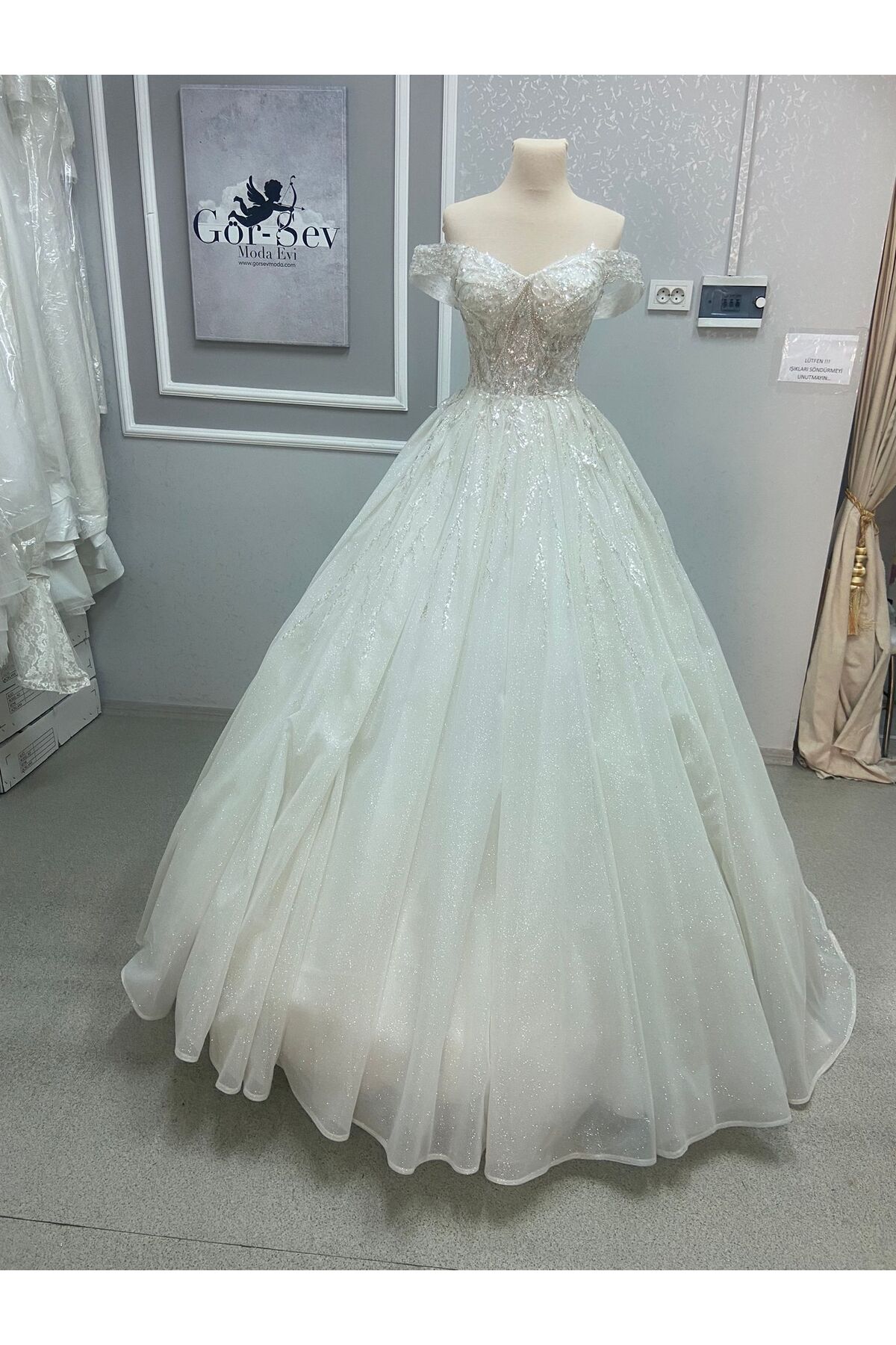 A CUT PRINCESS WEDDING DRESS
