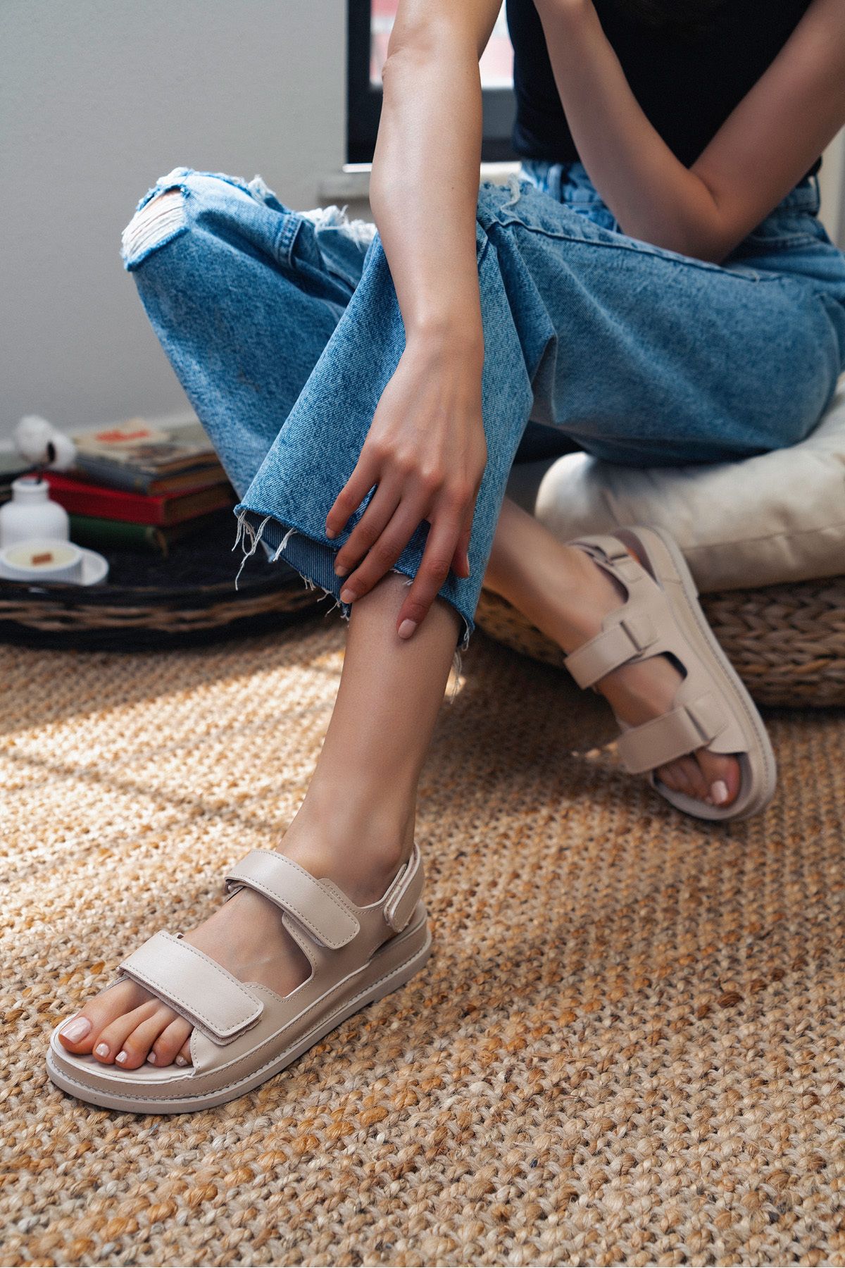 NİŞANTAŞI SHOES-Sandały damskie Julia w beżowym matowym kolorze na rzep z płaską podeszwą 2