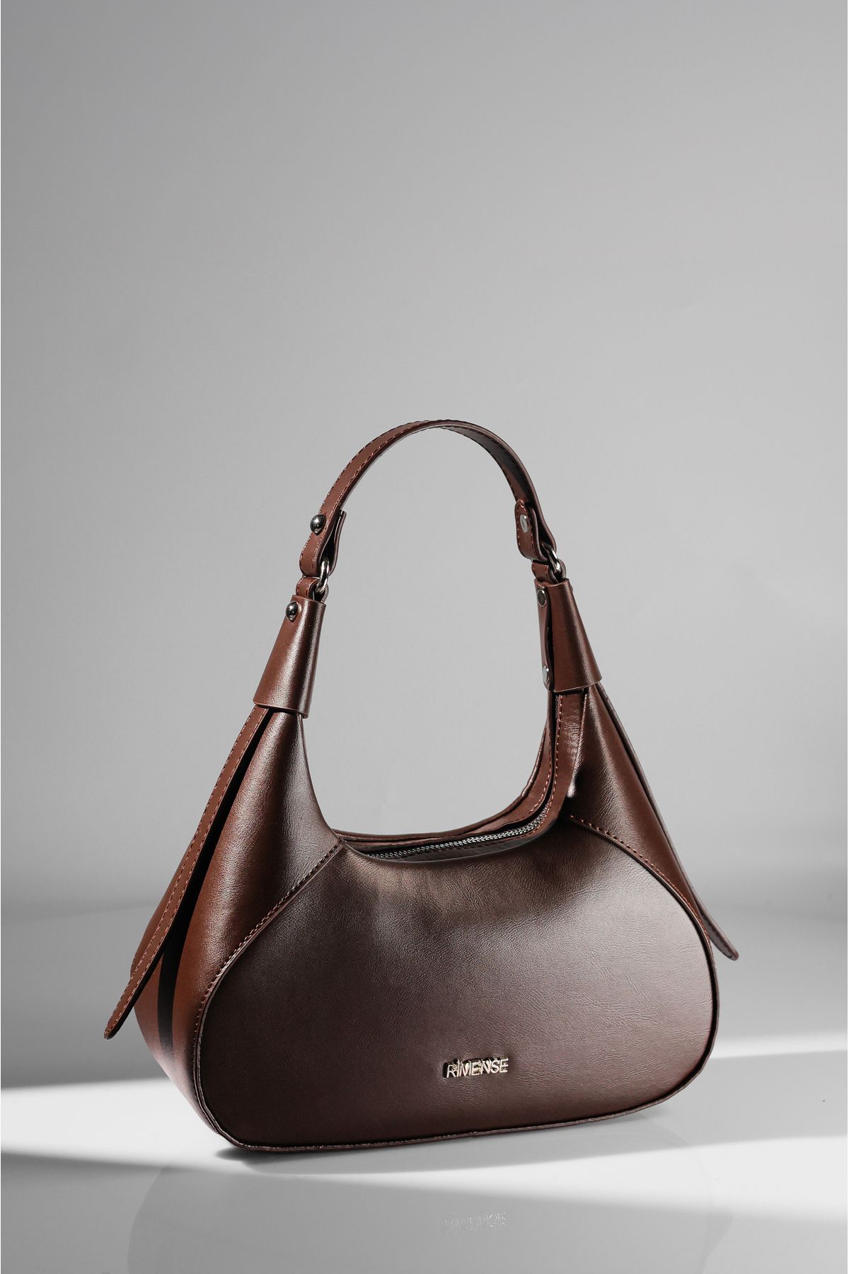 femme à la main marron et à lépaule