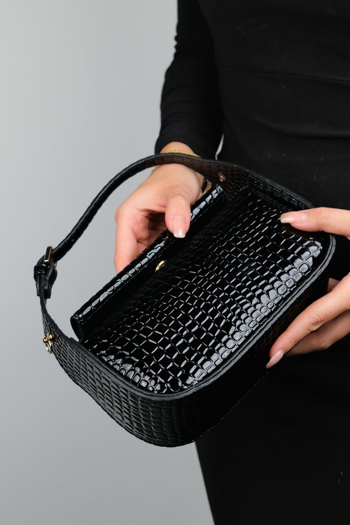کیف دستی سیاه زنانه مراسم زنجیره ای چرم و سفید ثبت اختراع luvishoes