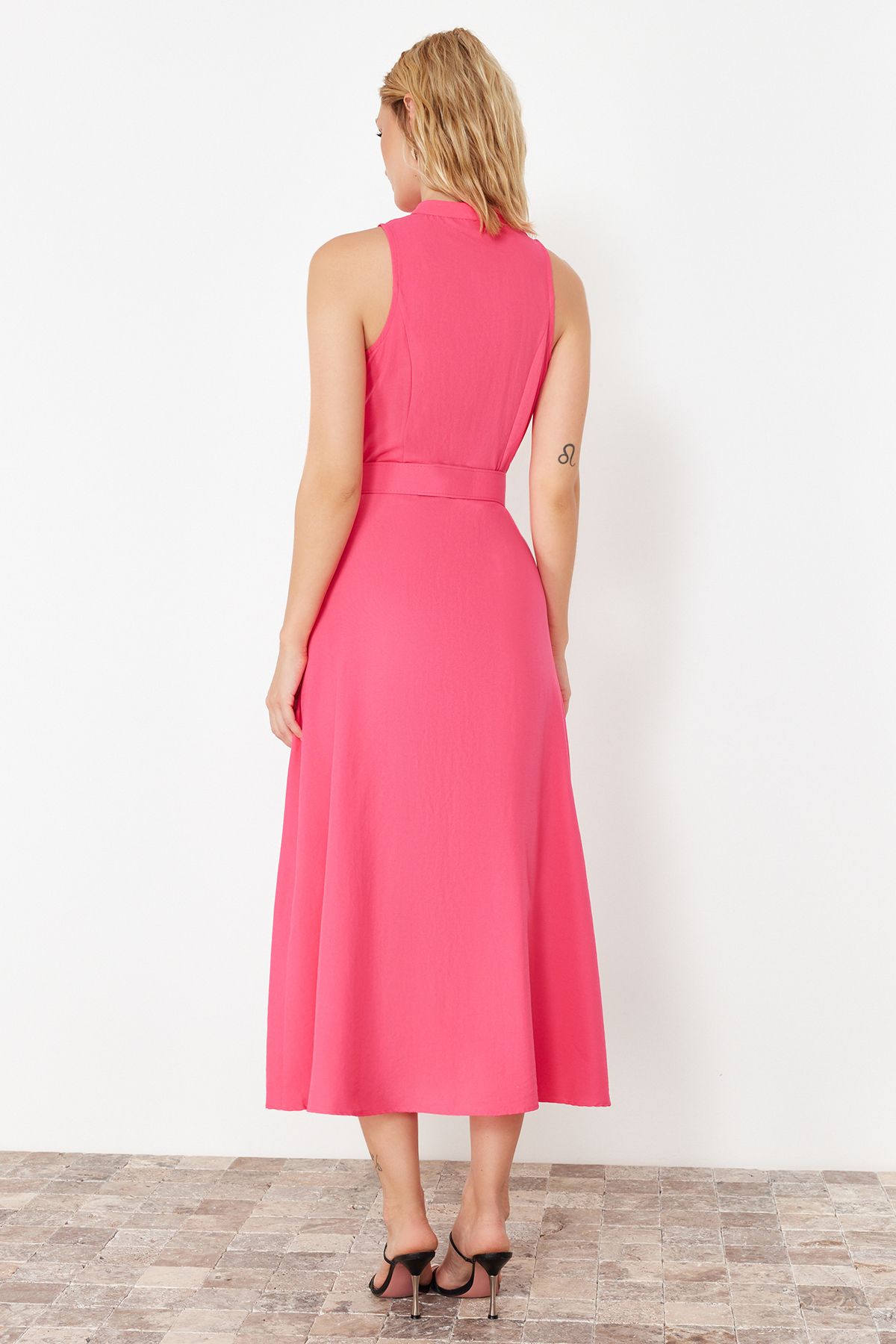 Trendyol Collection-Rosa gewebtes Midi-Hemdkleid mit Gürtel TWOSS23EL01628 6