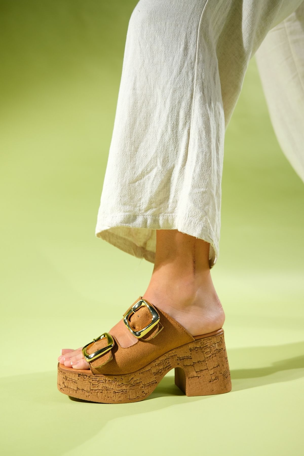 LuviShoes-SLAPY Taba Wildleder-Slipper mit goldener Schnalle für Damen mit Plateauabsatz 5