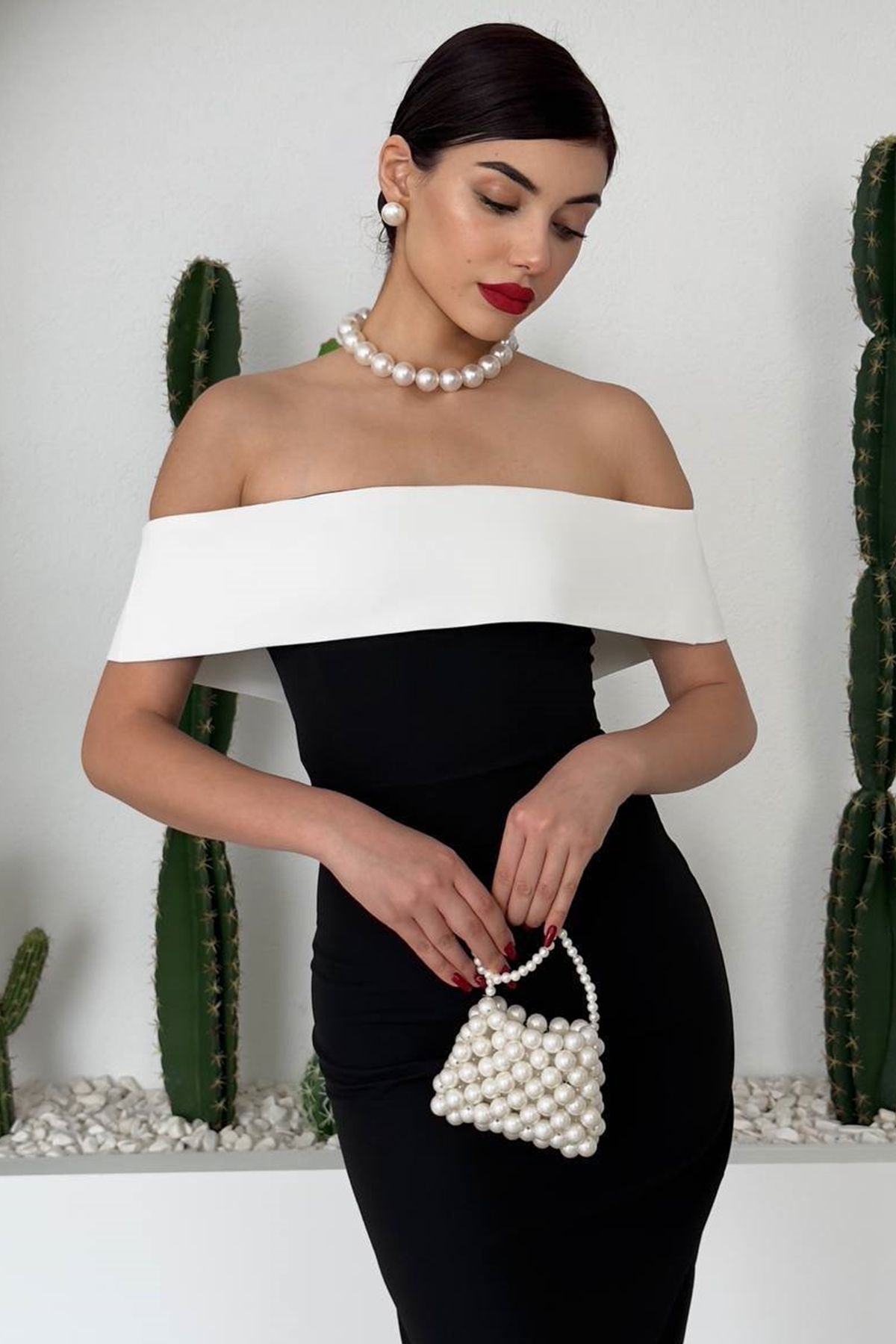 lovebox-Backtime Schwarzes Abendkleid in Midilänge mit Reißverschluss aus Atlasstoff, weißer trägerloser Kragen, Schlitz 250 4