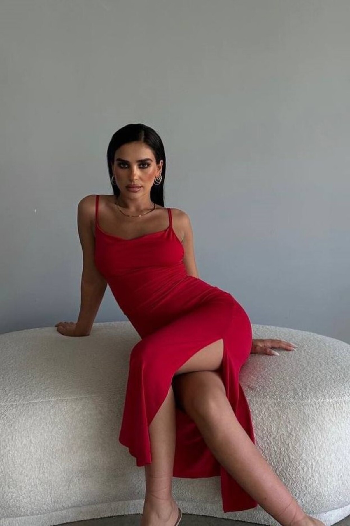 Sandy Kumaş Yan Yırtmaç Detay Degaje Yaka Midi Boy Askılı Elbise - Kırmızı (davet&düğün&mezuniyet)