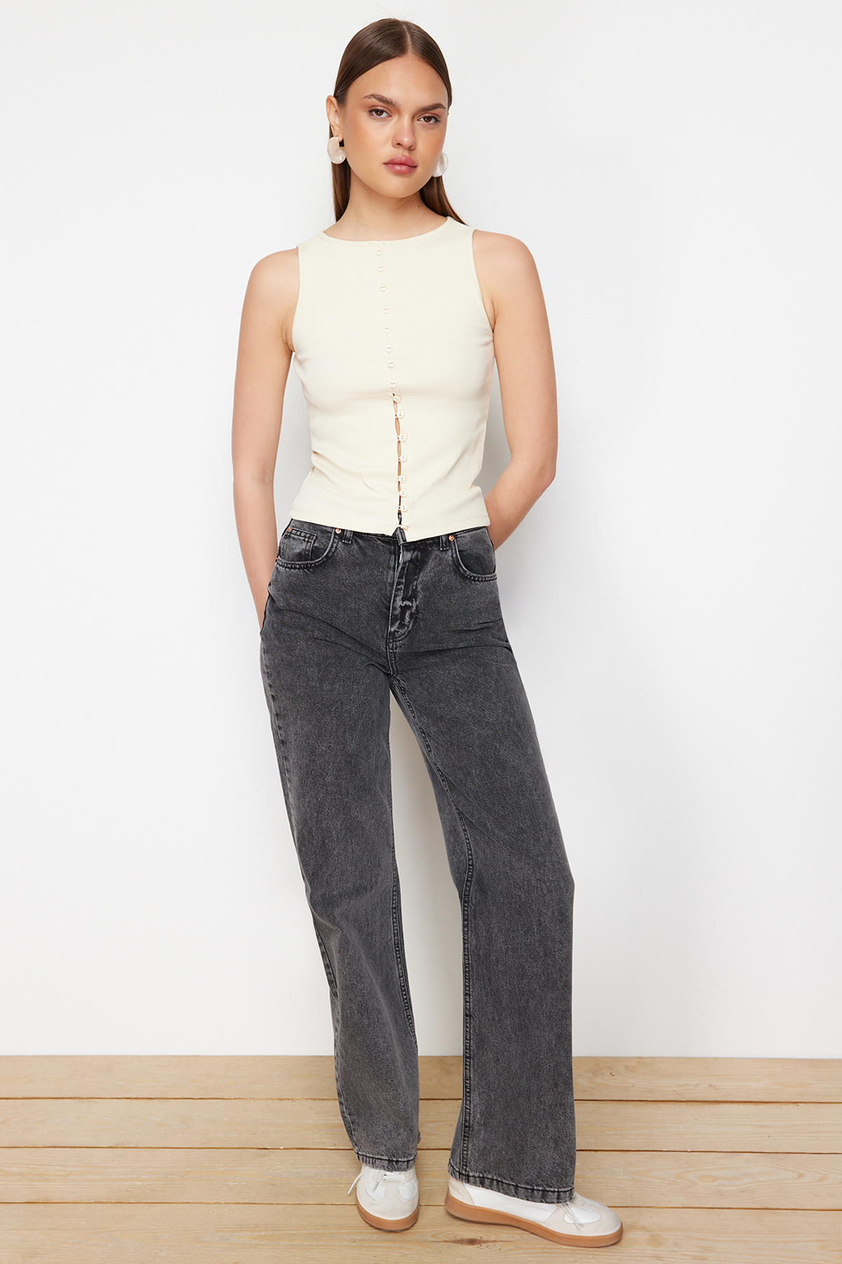 Trendyolmilla  Taş Düğmeli Fitted/Vücuda Oturan Fitilli Esnek Örme Bluz TWOSS24BZ00306 - Görsel 3