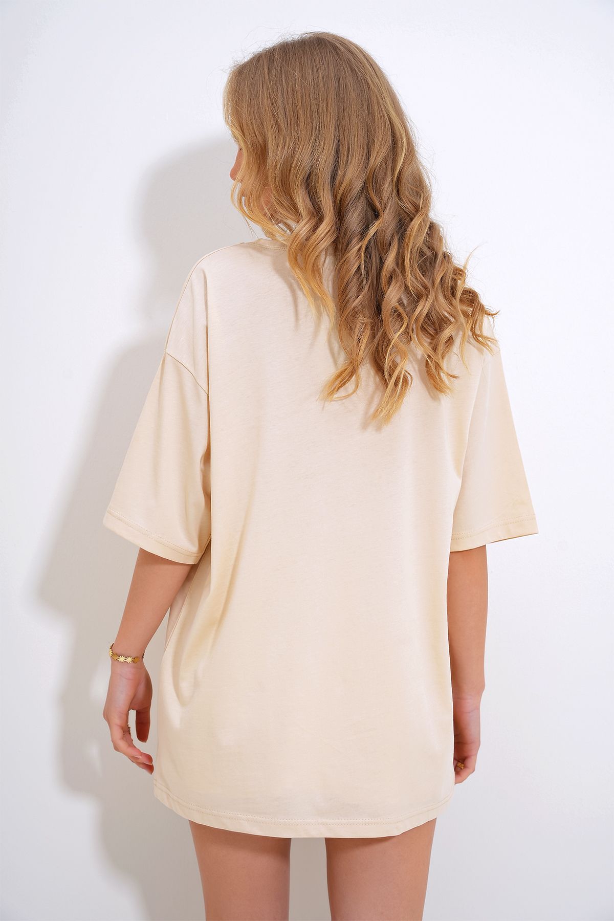 Trend Alaçatı Stili-Beiges Oversize-T-Shirt mit Rundhalsausschnitt und Perlen- und Steinstickerei für Damen ALC-X11964 6