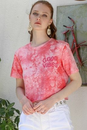 Kadın Pembe Sıfır Yaka Good Vibes Baskılı Batik Desenli Crop T-Shirt M10010300Ts98171 M10010300TS98171