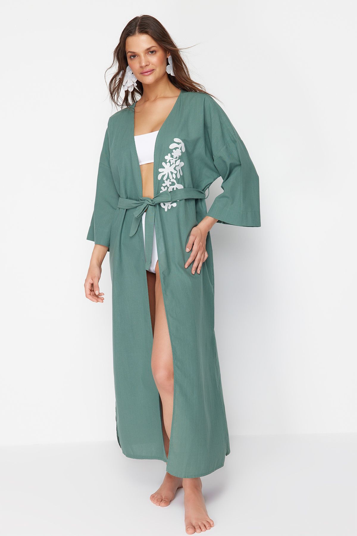 Trendyol Collection-Maxi-Strandkimono in Khaki mit Gürtel und Stickerei – TBESS24KM00068 4