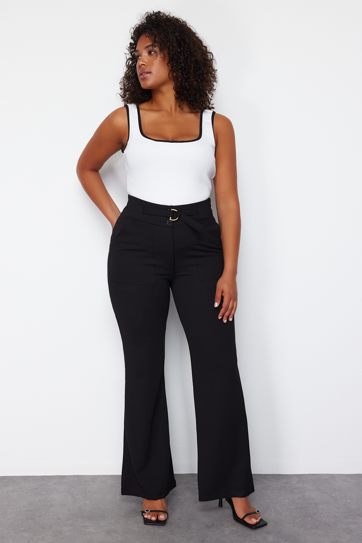 Trendyolmilla  Siyah Beli Kemer Detaylı Yüksek Bel Flare Örme Büyük Beden Pantolon TBBSS24AR00030 - Görsel 3