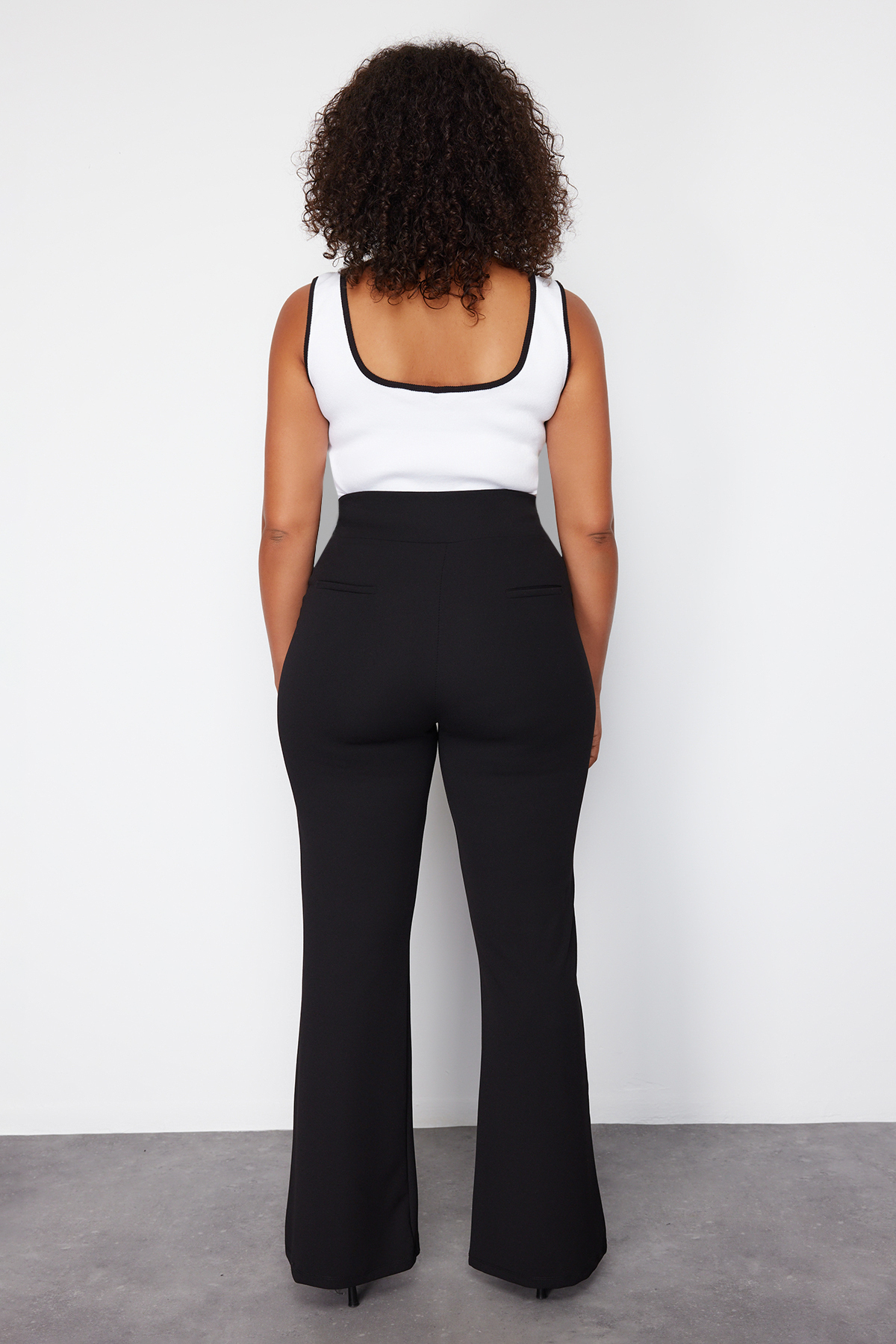 Trendyolmilla  Siyah Beli Kemer Detaylı Yüksek Bel Flare Örme Büyük Beden Pantolon TBBSS24AR00030 - Görsel 6