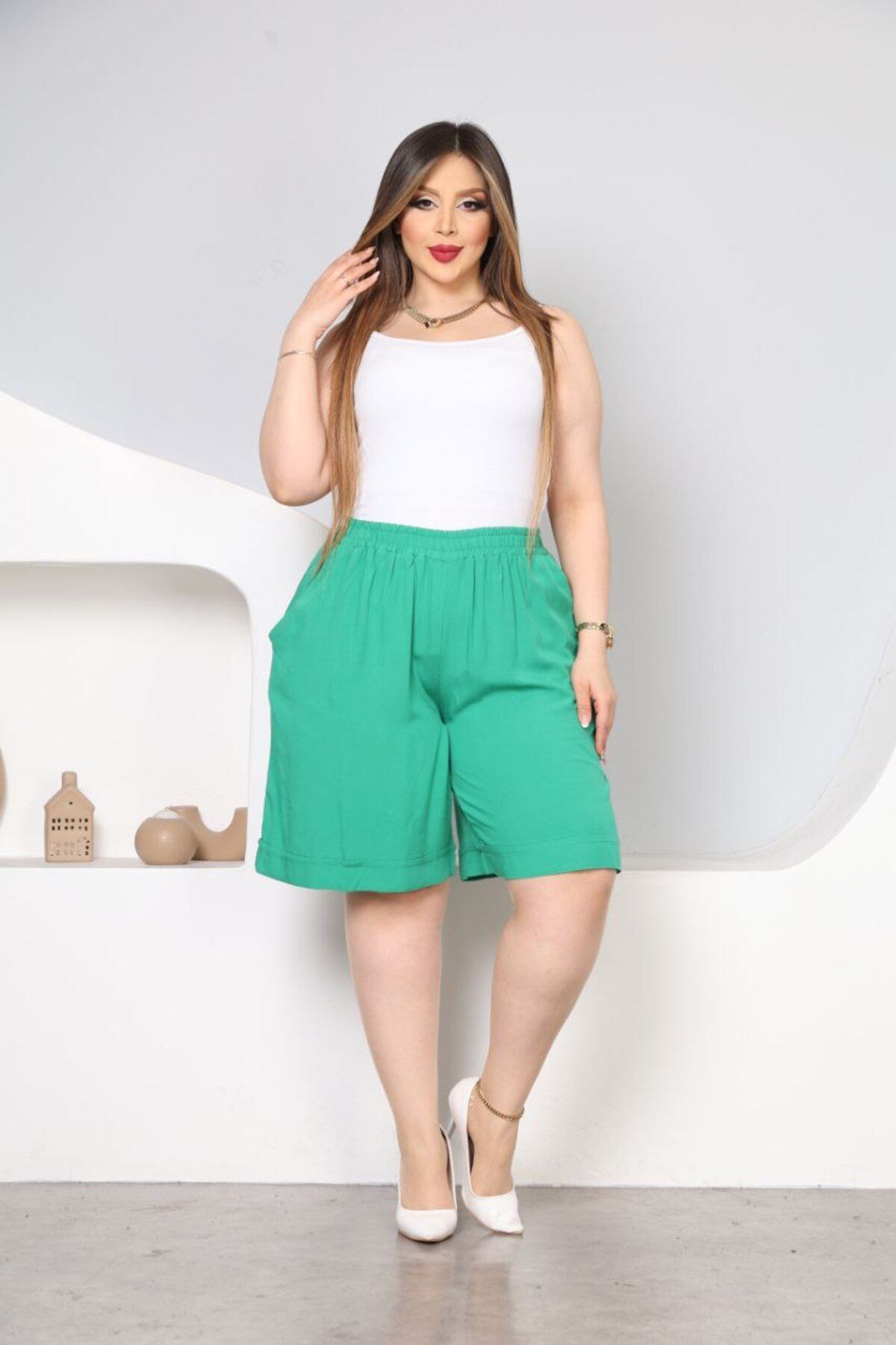 vividbutik-Plus Size - Shorts with Pockets and Elastic Waist 4
