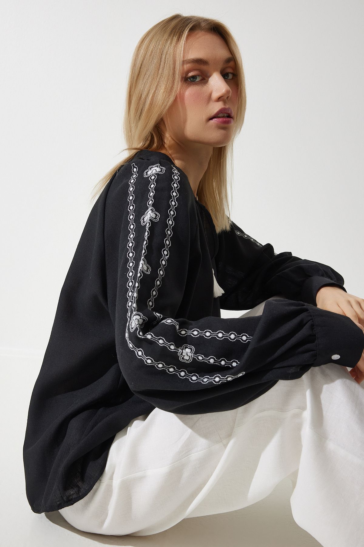 Happiness İstanbul Czarna Haftowana Lniana Bluzka Damska Oversize Kobieta - 36