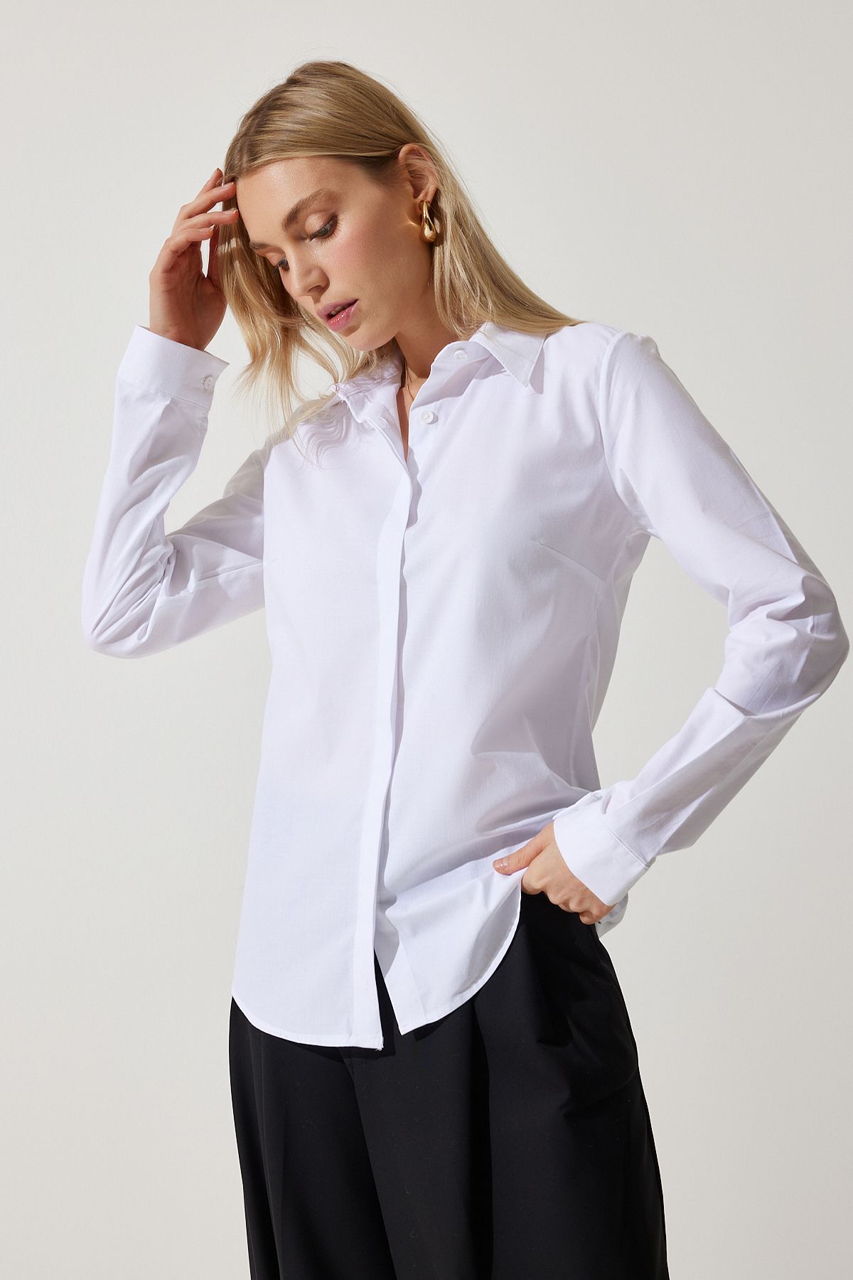 Happiness İstanbul Biała damska koszula biurowa slim fit z popeliny z lycry DY00003