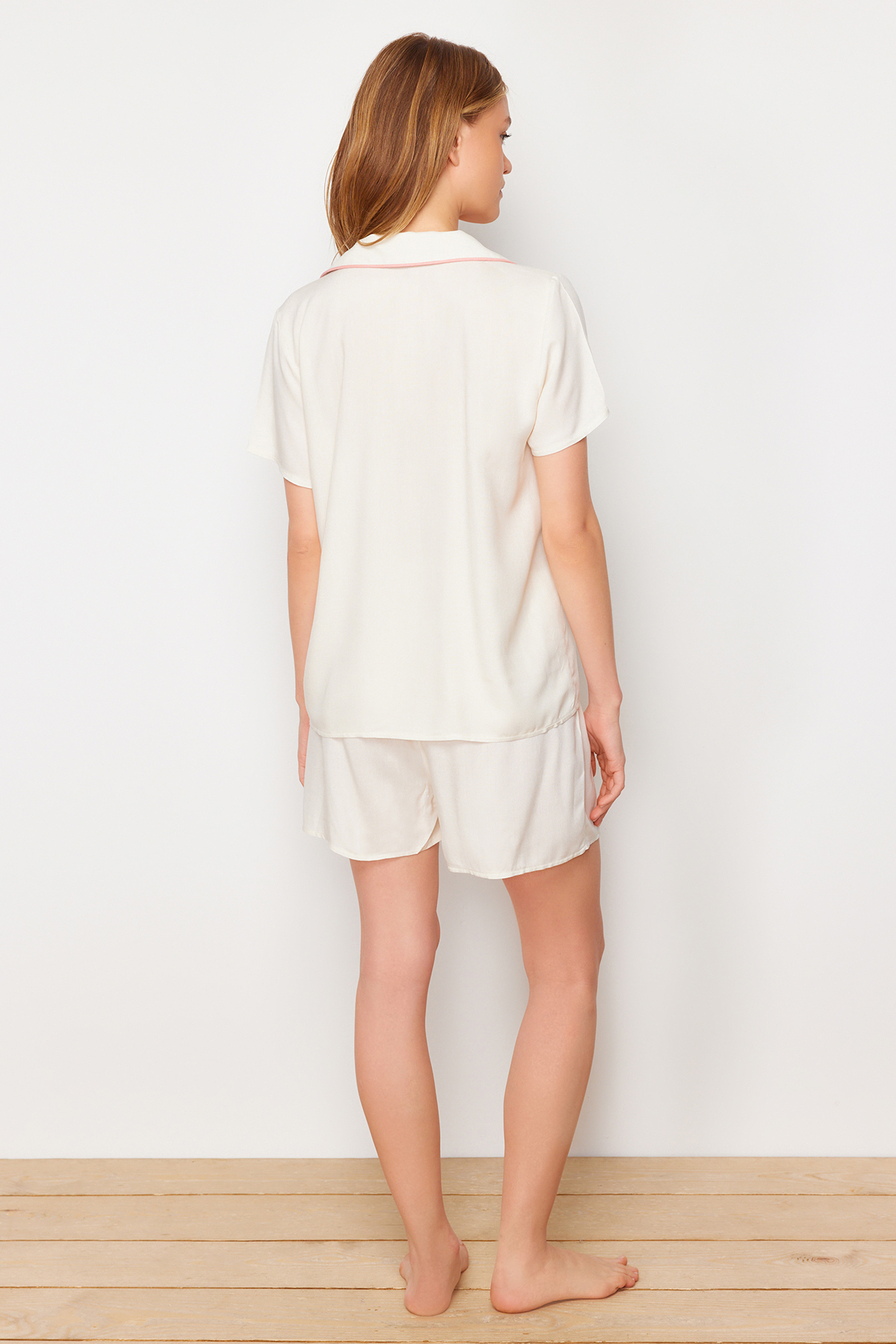 Trendyolmilla  Beyaz Kurdele/Fiyonk ve Biye Detaylı Viskon Şortlu Dokuma Pijama Takımı THMSS24PT00290 - Görsel 6