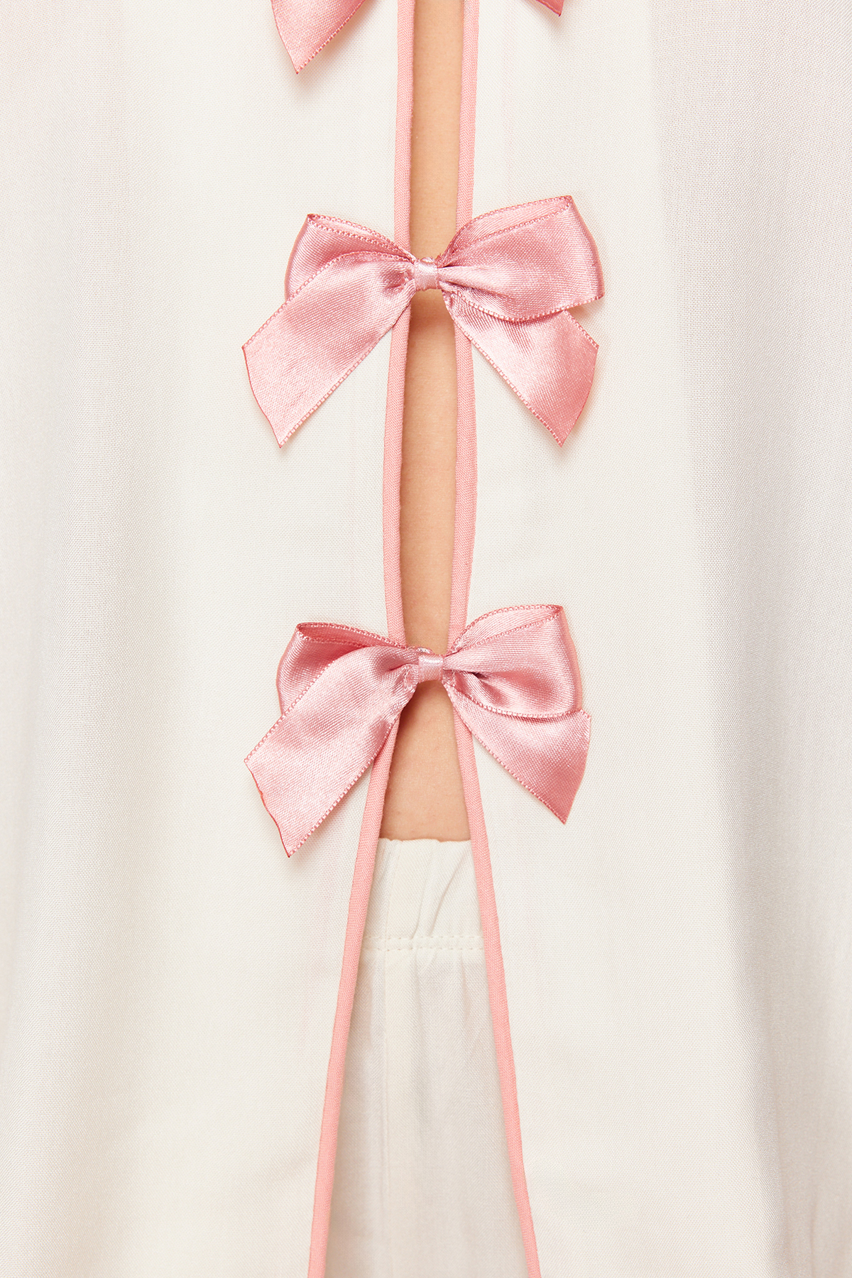 Trendyolmilla  Beyaz Kurdele/Fiyonk ve Biye Detaylı Viskon Şortlu Dokuma Pijama Takımı THMSS24PT00290 - Görsel 4