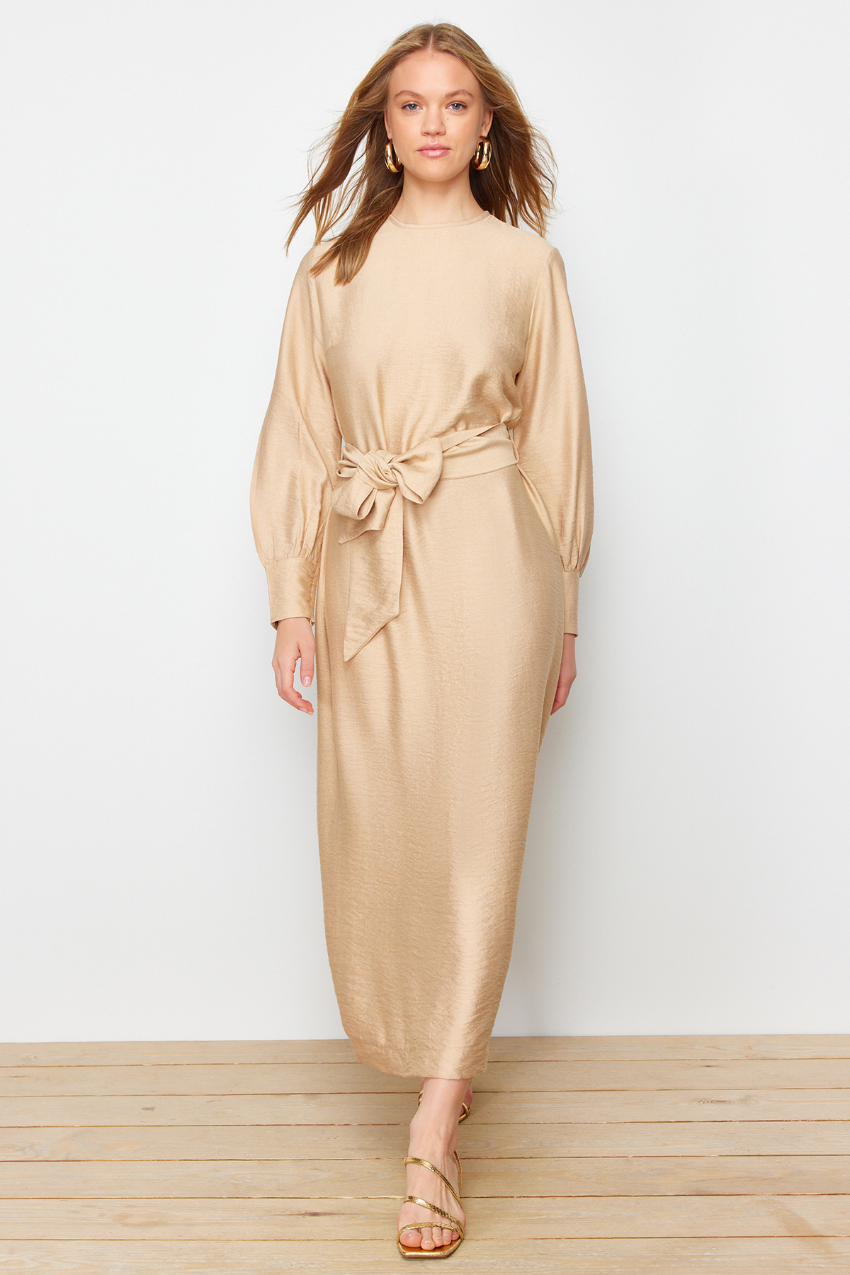 Trendyol Modest Jasnobrązowa sukienka o lnianym wyglądzie, z szerokim paskiem...