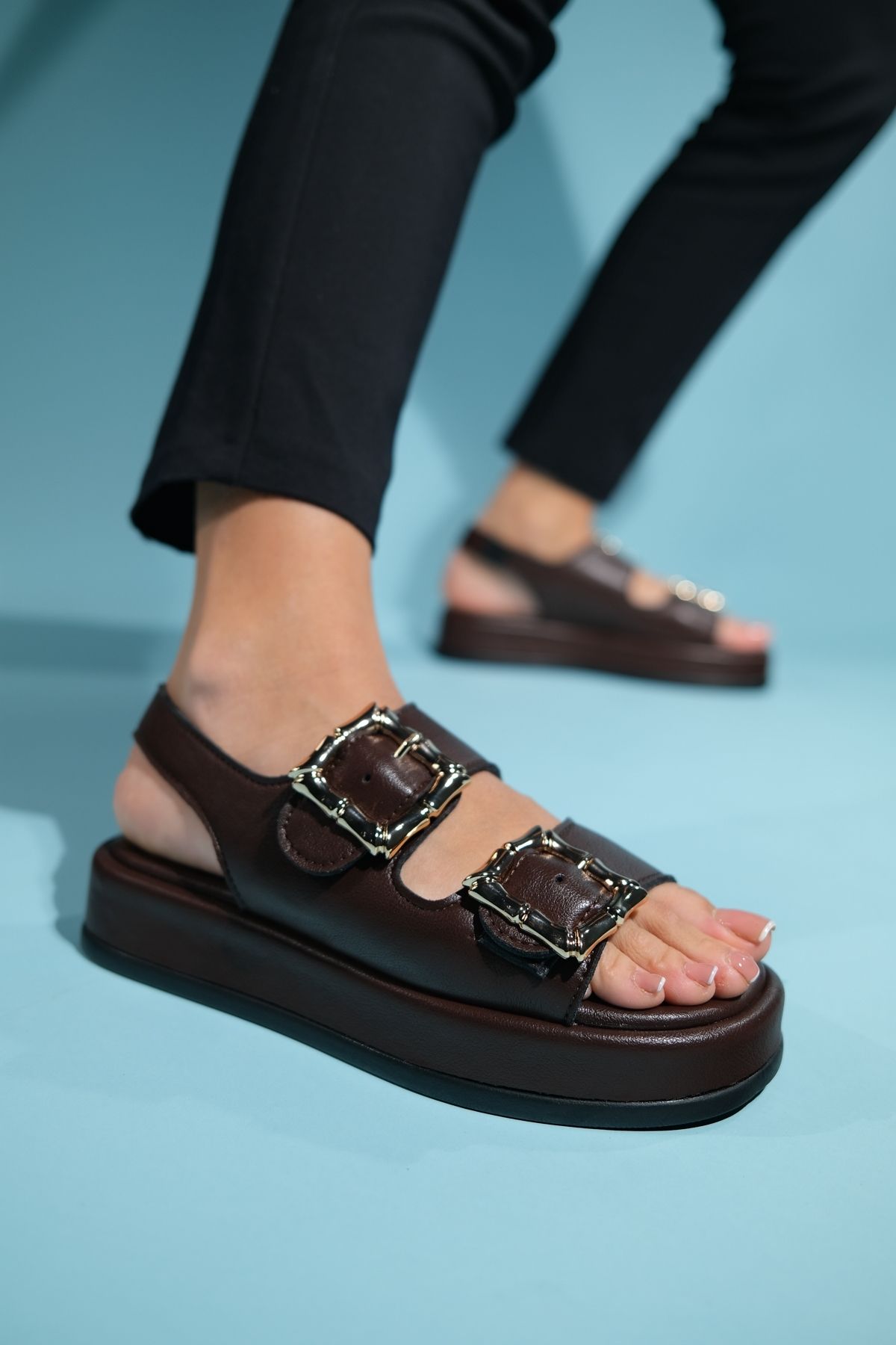 صندل چند رنگ زنانه ساندال مسطح قهوه شیب دار دو باند luvishoes