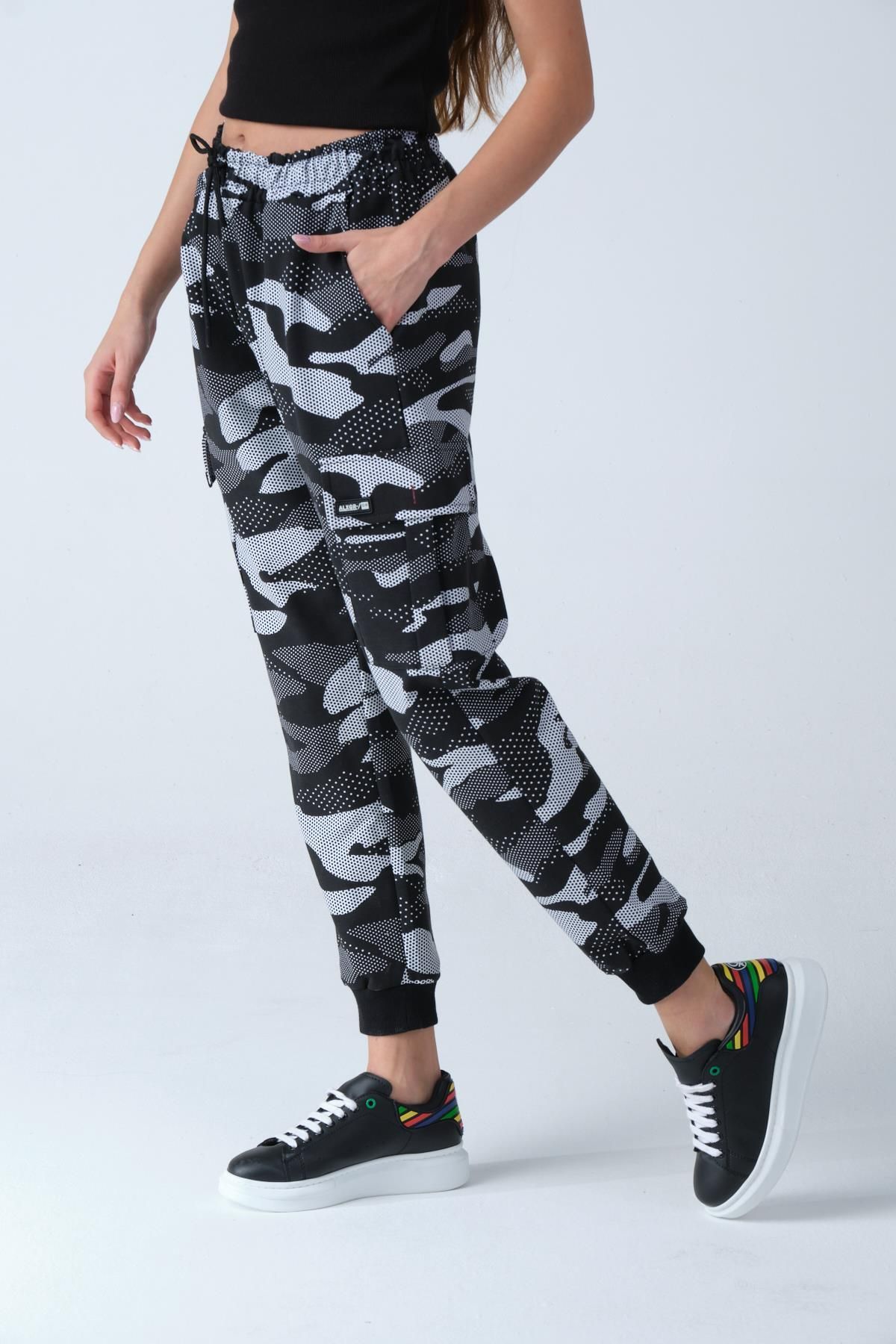Nike camo sweatpants womens on sale