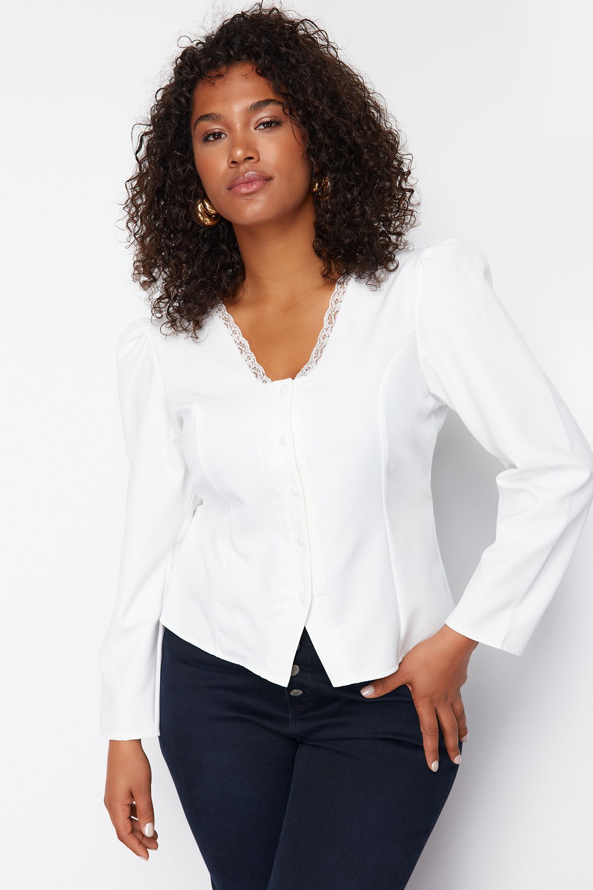 Trendyol Curve Biała Koronkowa Bluzka Plus Size Z Dekoltem W Kształcie Litery V - Kobieta - 48