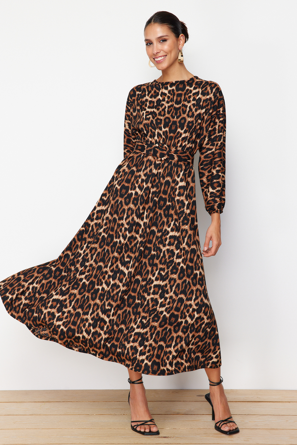 Trendyol Modest Brązowa marszczona tkana sukienka w panterkę z paskiem TCTSS24EB00233
