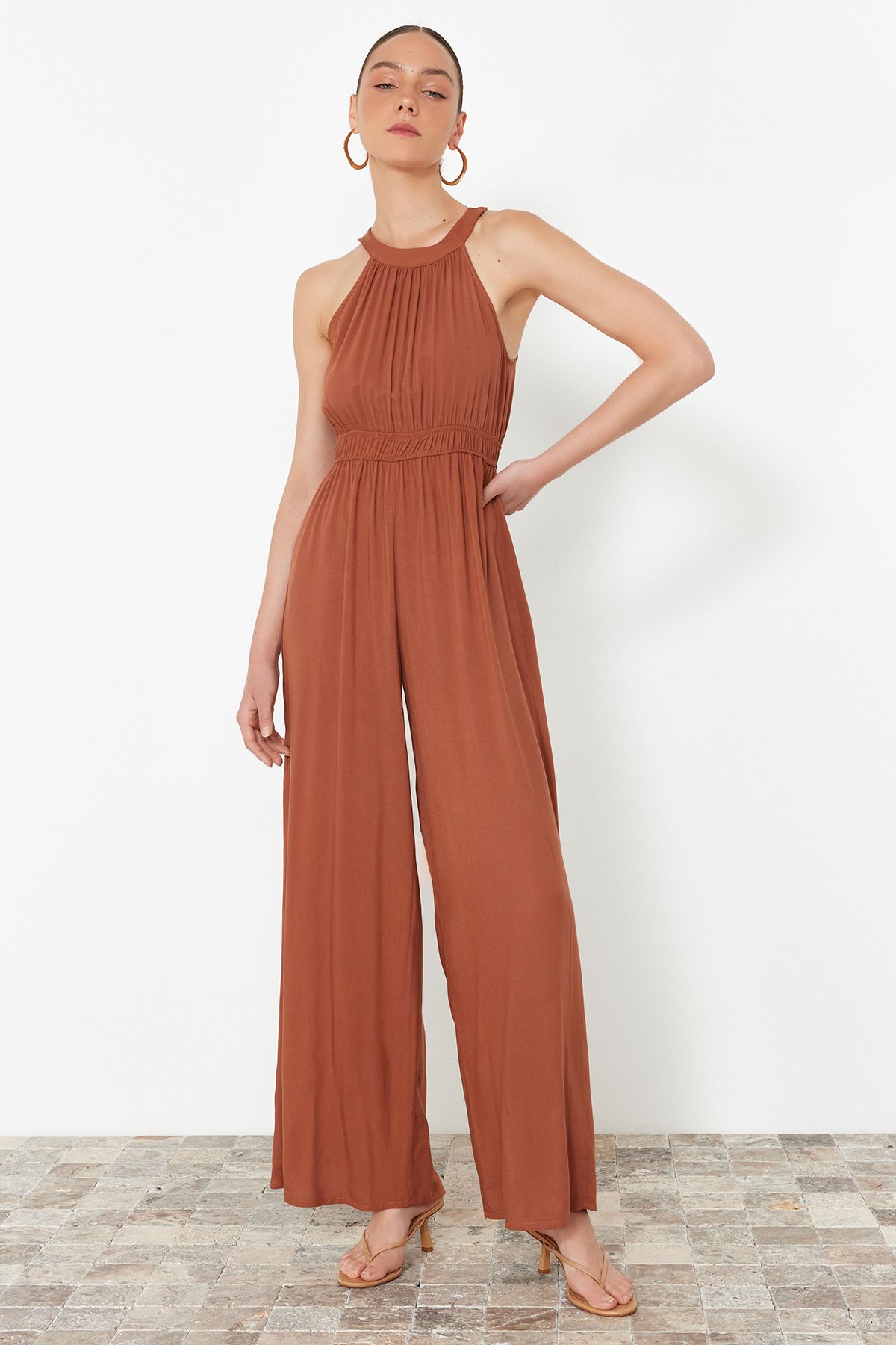 Trendyol Collection-Mini-Jumpsuit aus Webstoff mit Zimtblumenmuster und Kordelzugdetail an der Taille TWOSS23TU00121 4