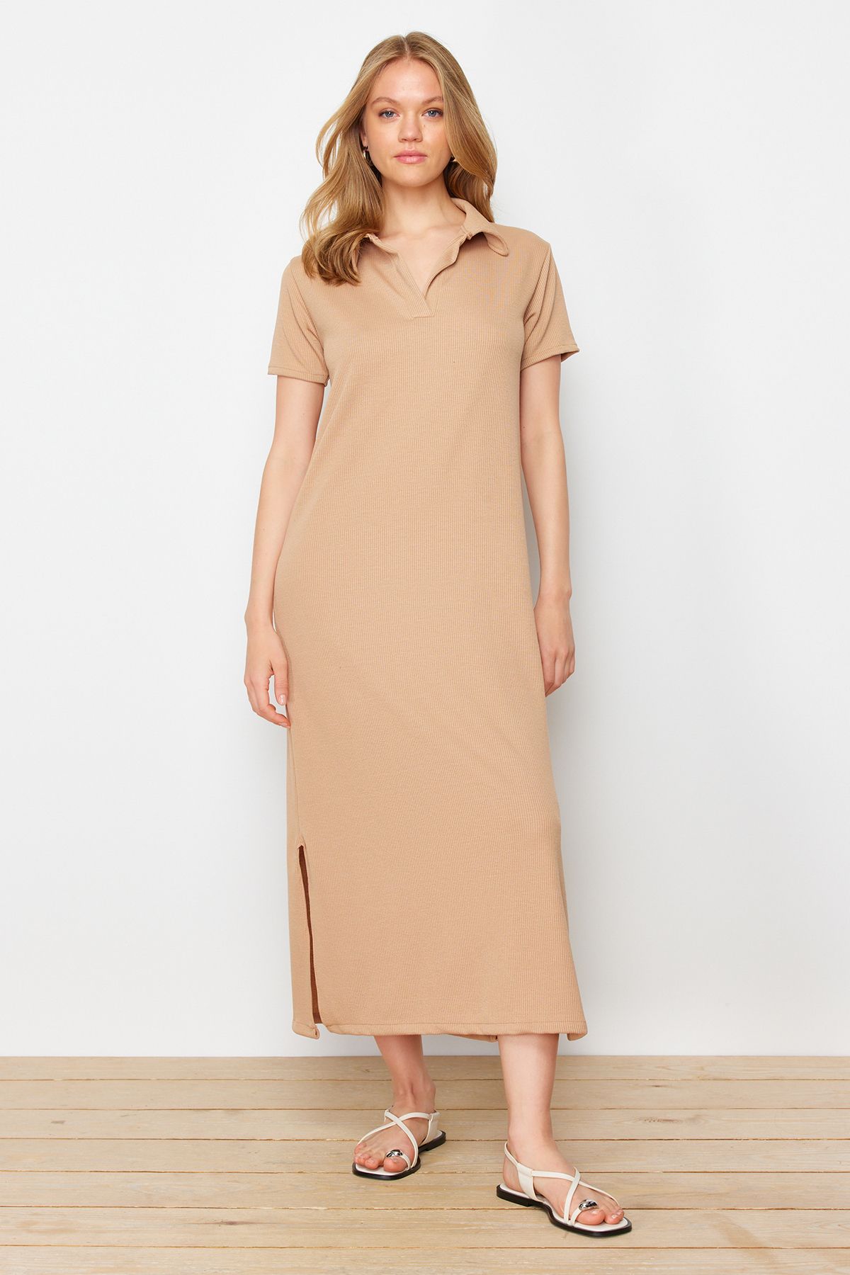 Trendyol Collection-Beżowa Sukienka Midi z Dzianiny Kołnierzykiem Polo Koktajlowa/Normalny Krój TWOSS24EL01012 1
