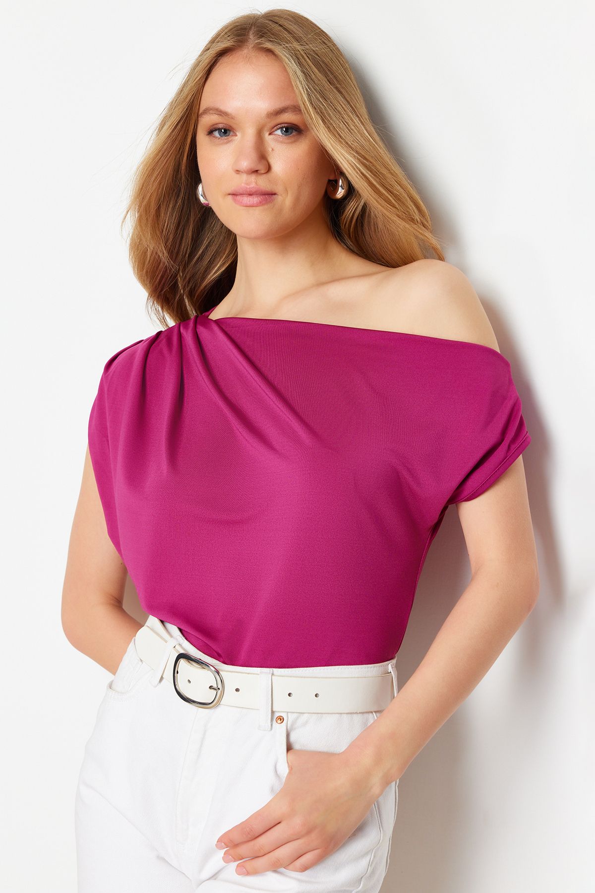 Trendyol Collection-Fuchsia Regular/Normal Fit Asymmetrischer Ausschnitt Zero Sleeve Stretchy Strickbluse mit Druckknöpfen TWOSS24BZ00396 1